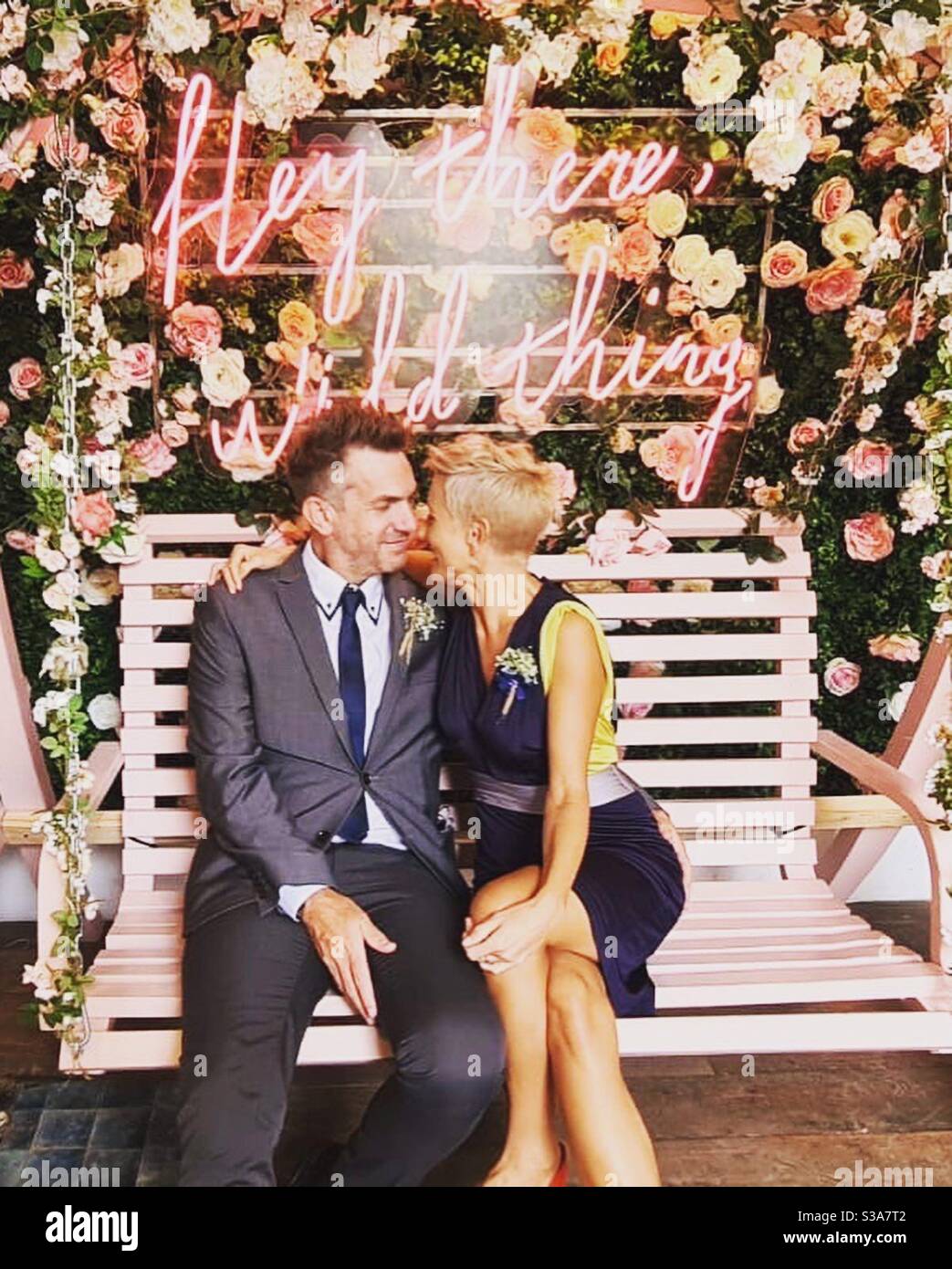 Couple sur balançoire au Florist Liverpool - Image de stock capturée avec un smartphone