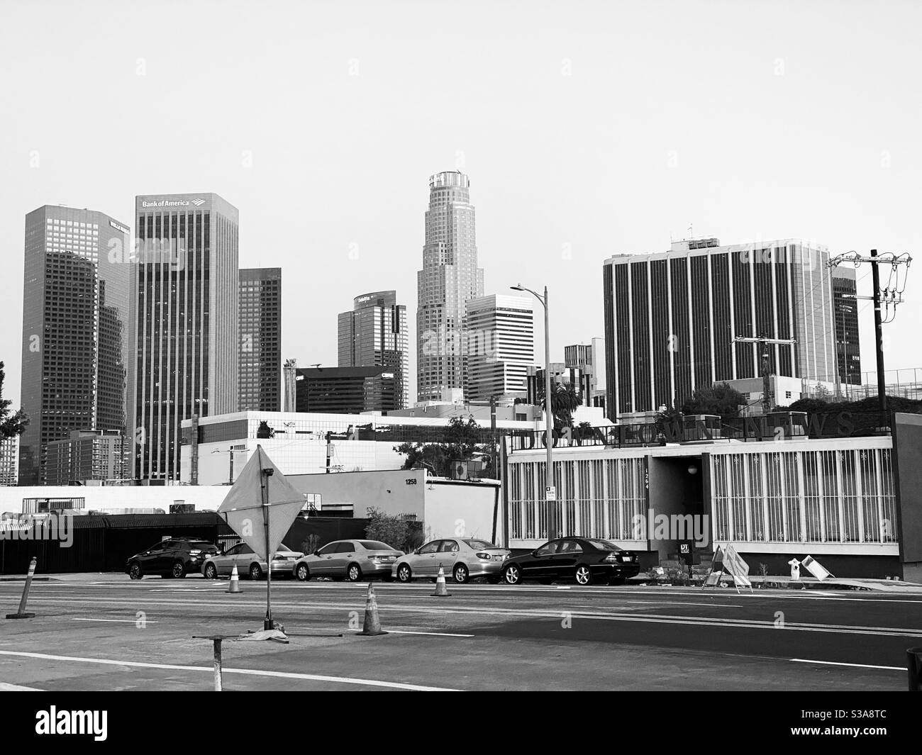 LOS ANGELES, CA, JUL 2020 : gratte-ciel du centre-ville avec le centre de Wells Fargo et les gratte-ciel de la tour de la banque américaine, vus du côté nord. Noir et blanc - Image de stock capturée avec un smartphone