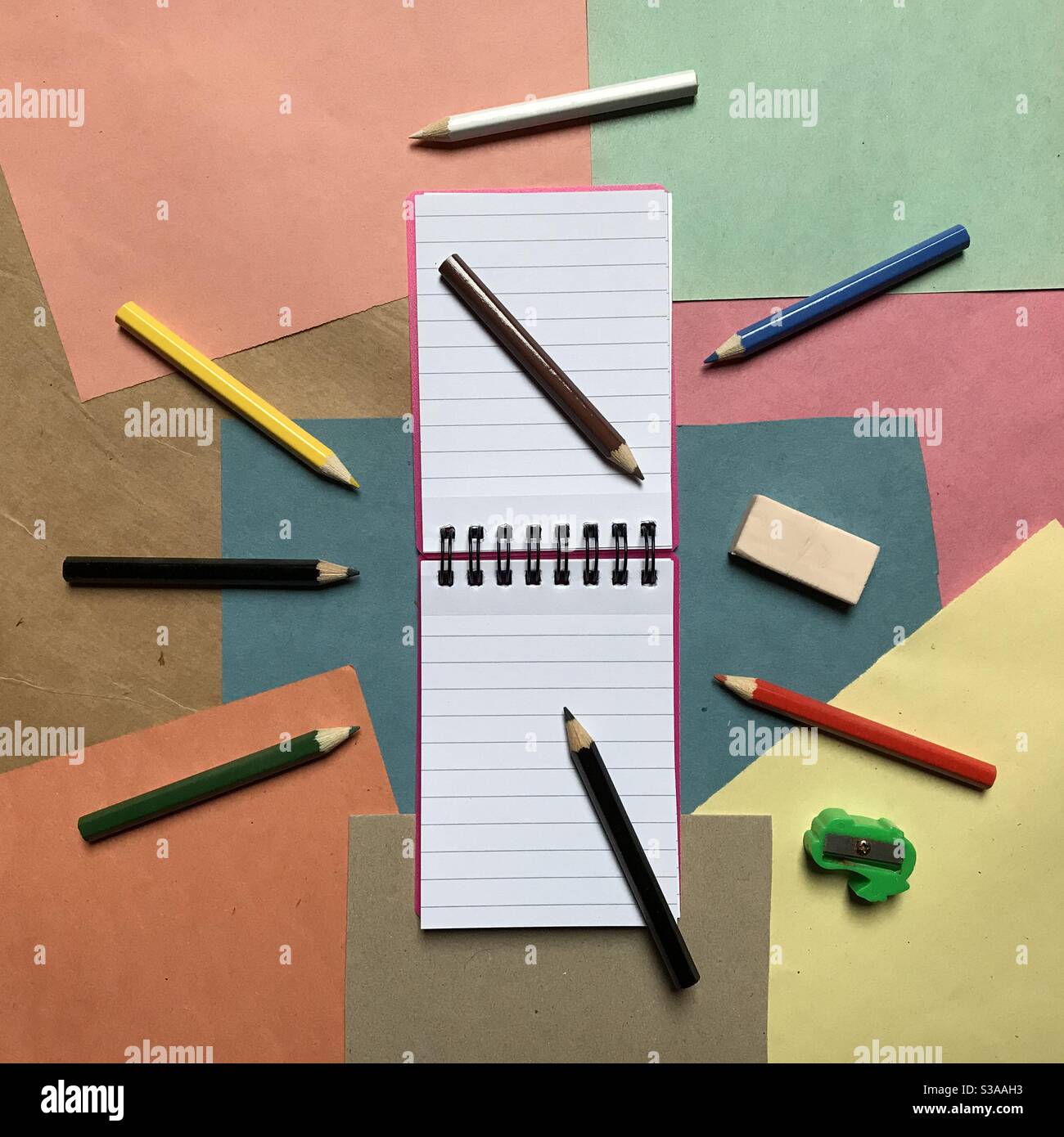 Ouvrez le carnet avec un jeu de crayons de couleur Banque D'Images