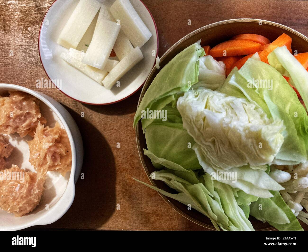 Préparation en pot chaud avec légumes, gâteaux de riz et boulettes de viande de poulet Banque D'Images