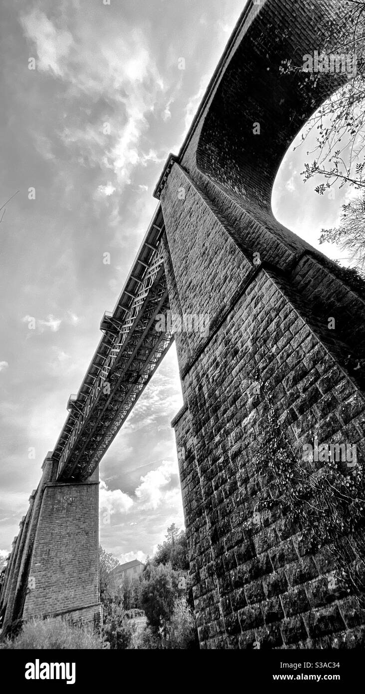 Viaduc ferroviaire Parthenay France - Image de stock capturée avec un smartphone