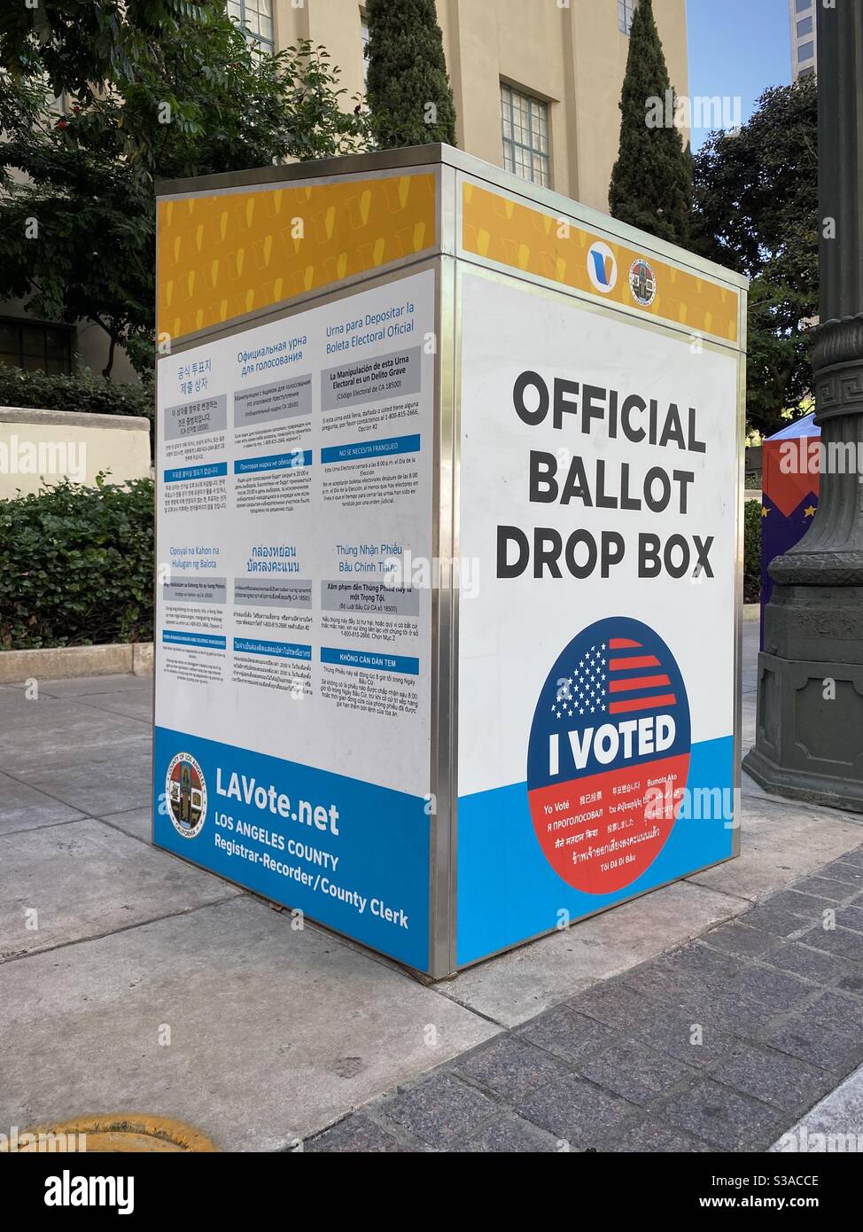 LOS ANGELES, CA, OCT 2020 : boîte de dépôt des bulletins de vote officielle vue rue à l'extérieur de la bibliothèque publique centrale du centre-ville pour les élections de novembre et les bulletins de vote postés Banque D'Images