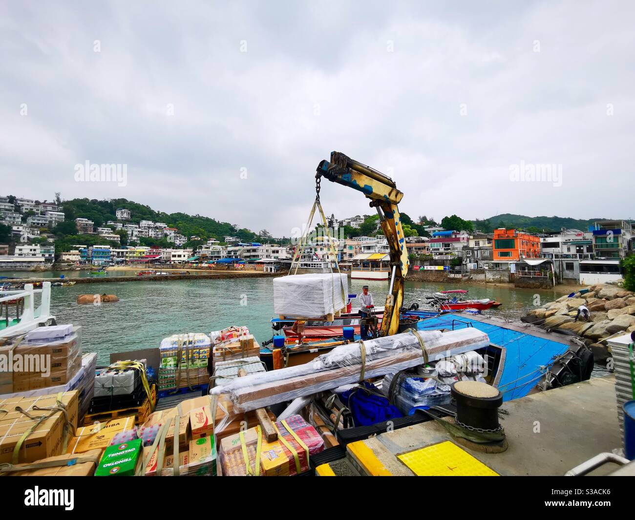 Le navire Gaido déchargeant des marchandises à l'embarcadère Yung shue wan de l'île lamma. Banque D'Images
