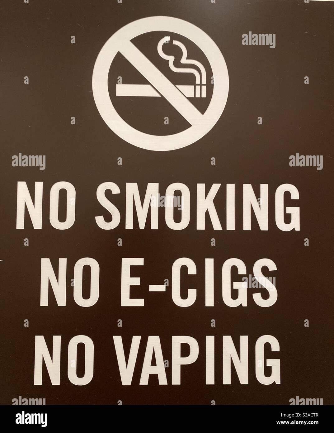 Il est interdit de fumer, pas de cigarettes électroniques, pas de panneau de vapotage Banque D'Images