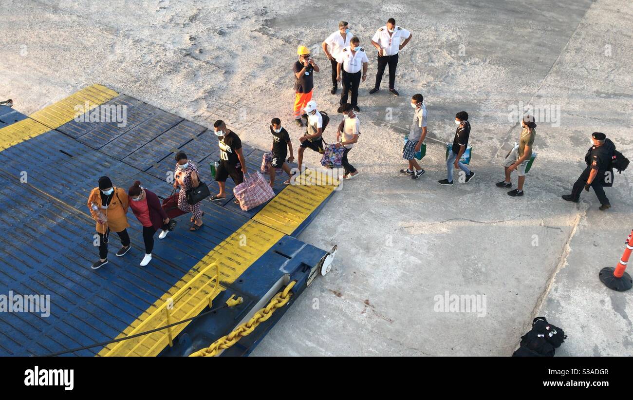 Lampedusa 13 juillet 2020 un groupe de migrants avec leurs bagages attendent d'être transférés vers une autre destination causée par le point d'accès surpeuplé pour les migrants après la crise migratoire. Banque D'Images