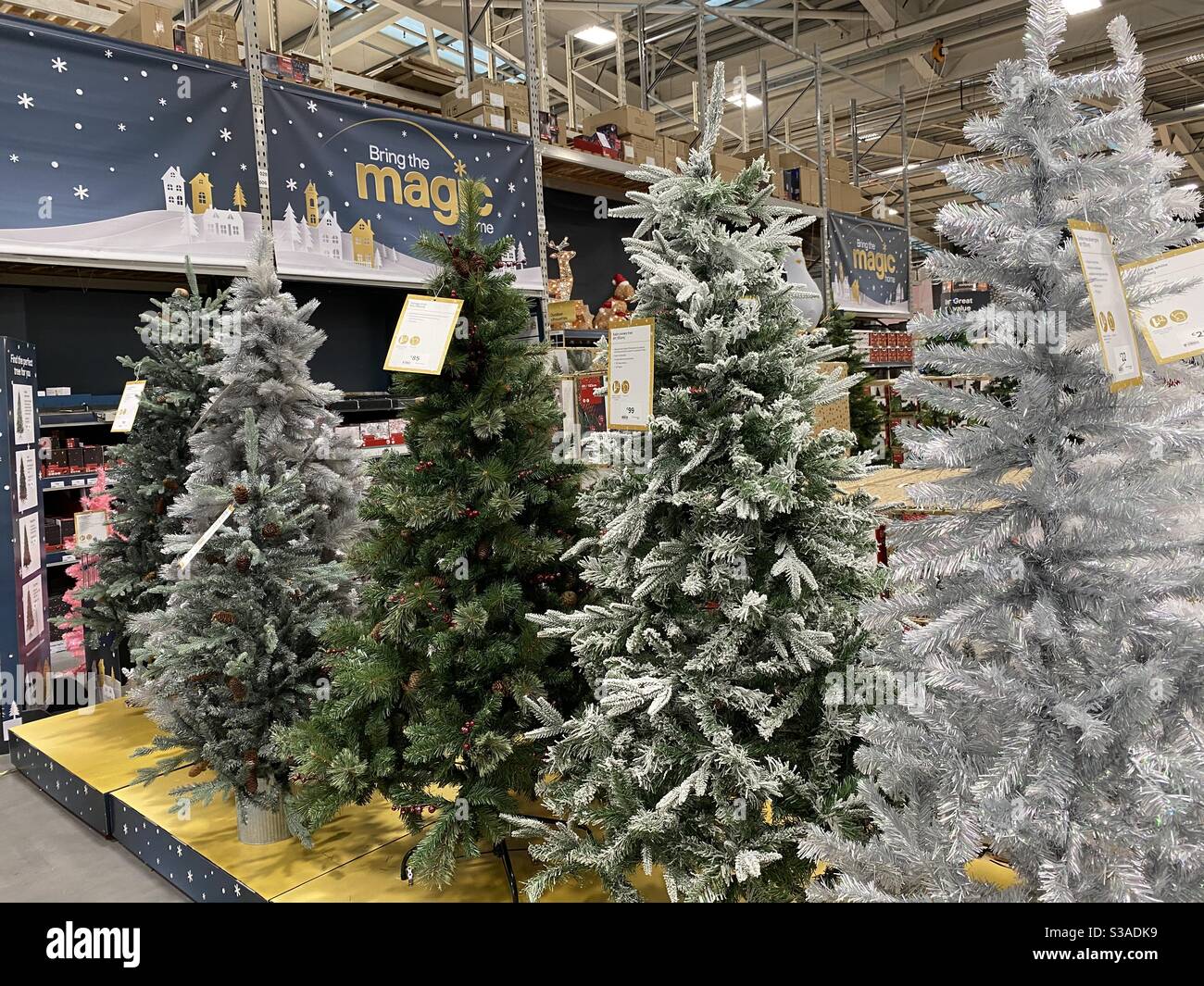 Arbres de Noël en vente dans le magasin B&Q de Liffey Valley Dublin Irlande. Ces arbres artificiels sont en vente depuis le début d'octobre. Banque D'Images