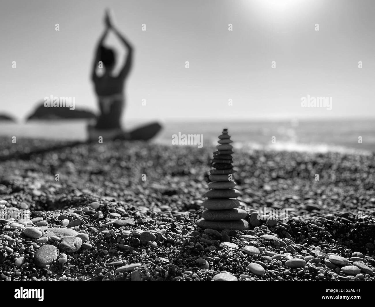 Yoga sur la plage. Pyramide de pierre - Image de stock capturée avec un smartphone
