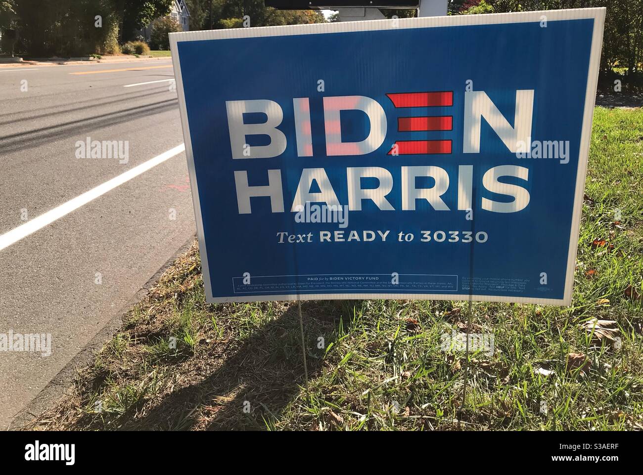 Darien, CT, USA-15 octobre 2020: Panneau d'élection près de Post Road avec le nom de Biden Harris sur fond bleu Banque D'Images