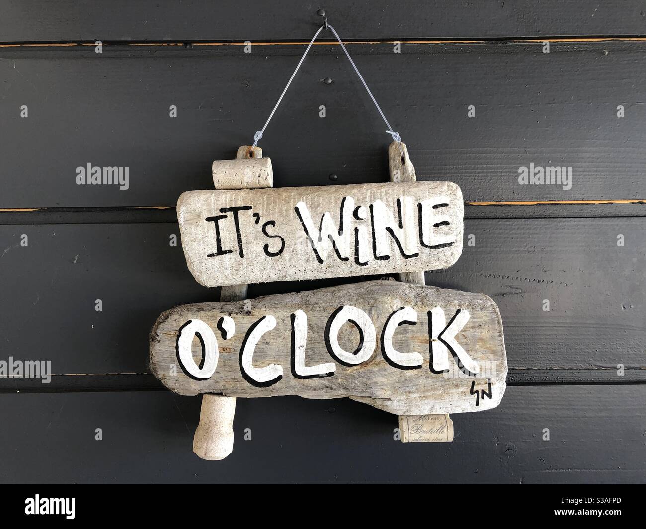 Mur en bois suspendu avec les mots « Wine o’clock » Banque D'Images