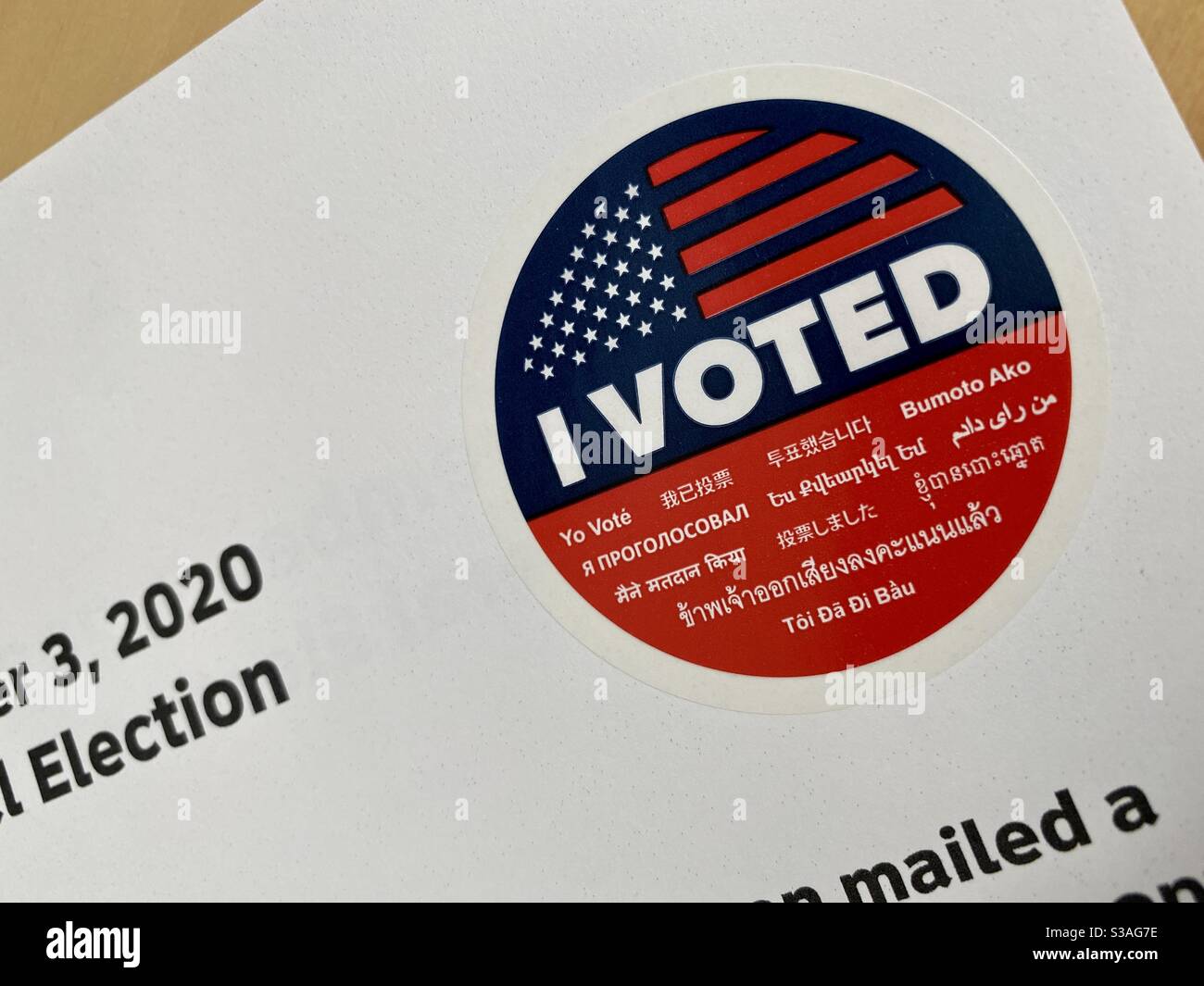 LOS ANGELES, CA, OCT 2020 : formulaire d'information de vote avec autocollant « J'ai voté » comprenant plusieurs langues lors de l'élection présidentielle américaine de 2020 - Image de stock capturée avec un smartphone