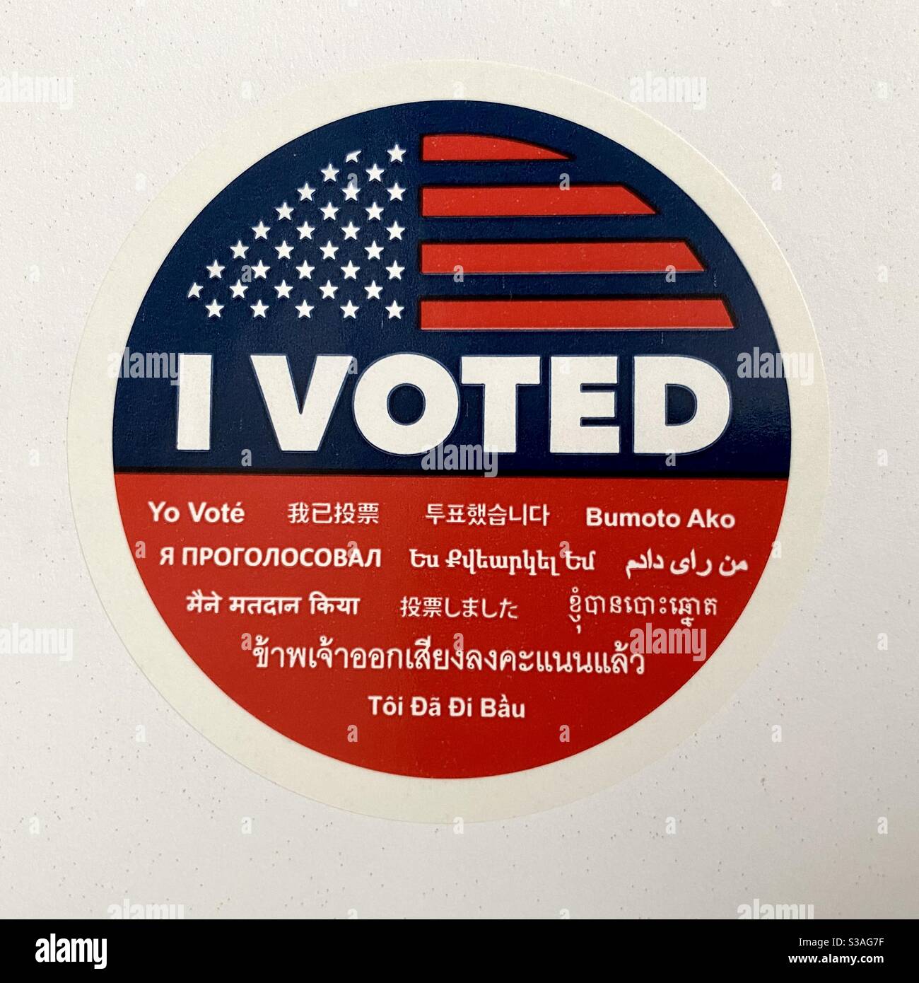 LOS ANGELES, CA, OCT 2020 : autocollant « J'ai voté » isolé en plusieurs langues lors de l'élection présidentielle américaine de 2020 - Image de stock capturée avec un smartphone