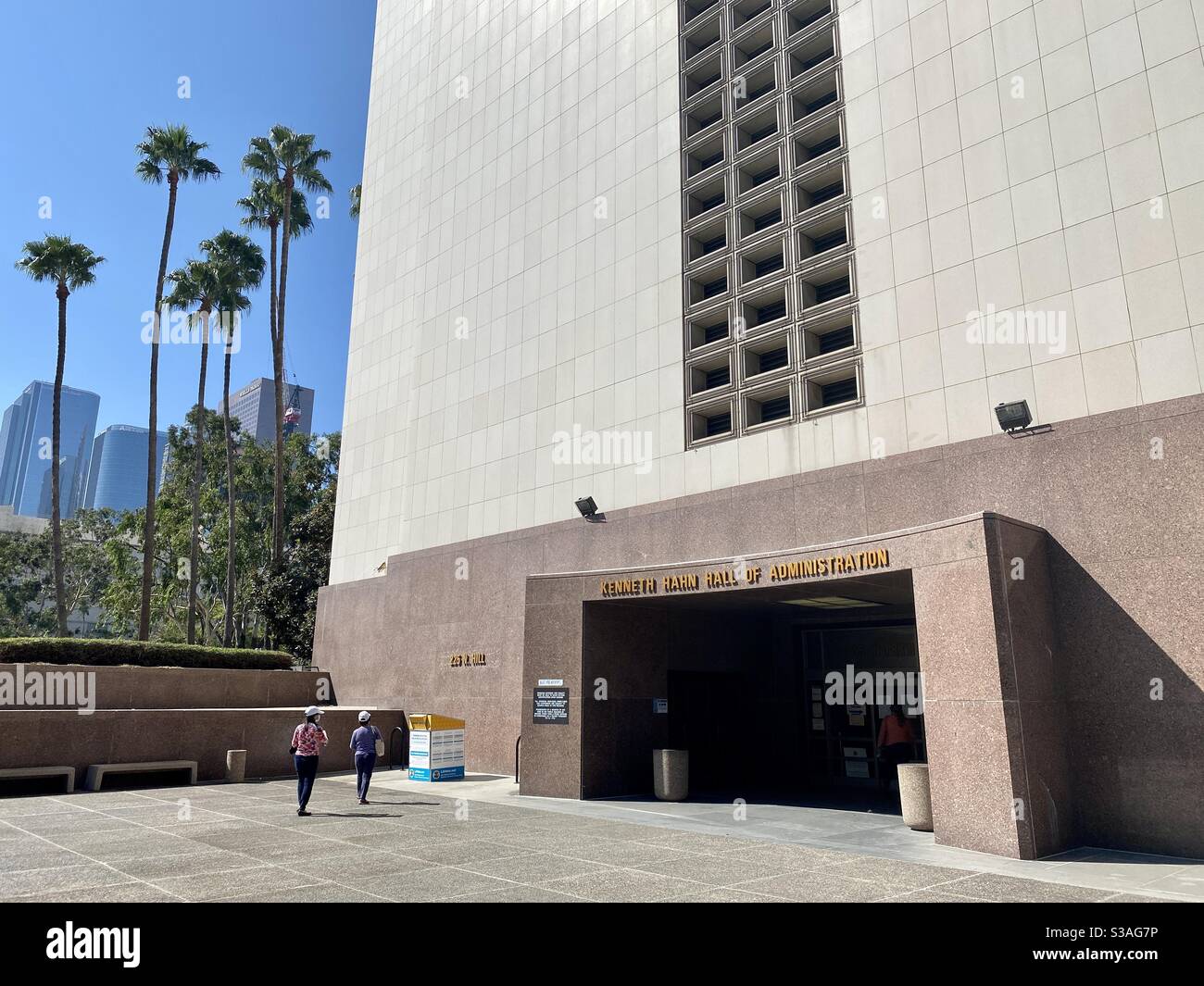 LOS ANGELES, CA, OCT 2020 : deux femmes votant par la poste à l'urne officielle à l'extérieur du Kenneth Hahn Hall of Administration dans le centre-ville, pendant l'élection présidentielle américaine - Image de stock capturée avec un smartphone