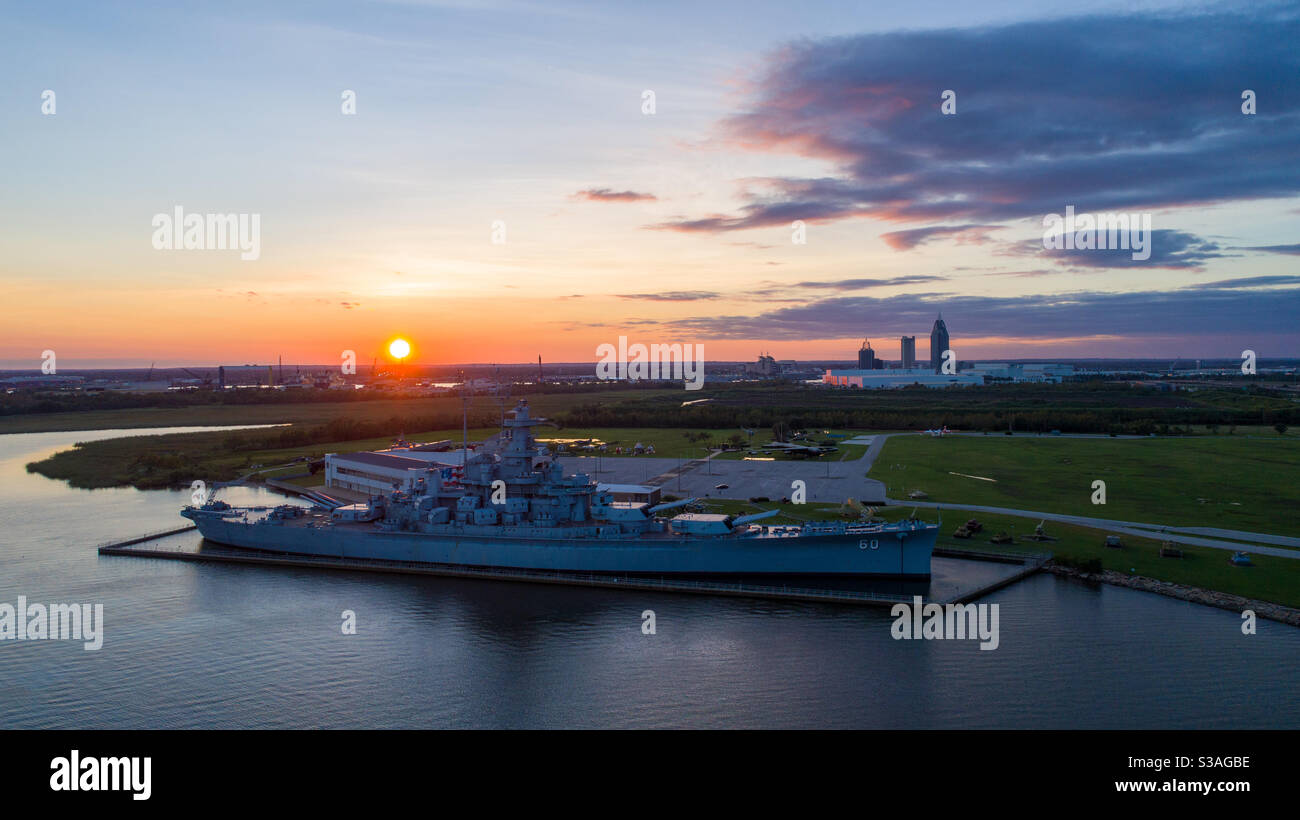 Le cuirassé USS Alabama au coucher du soleil en octobre 2020 Banque D'Images