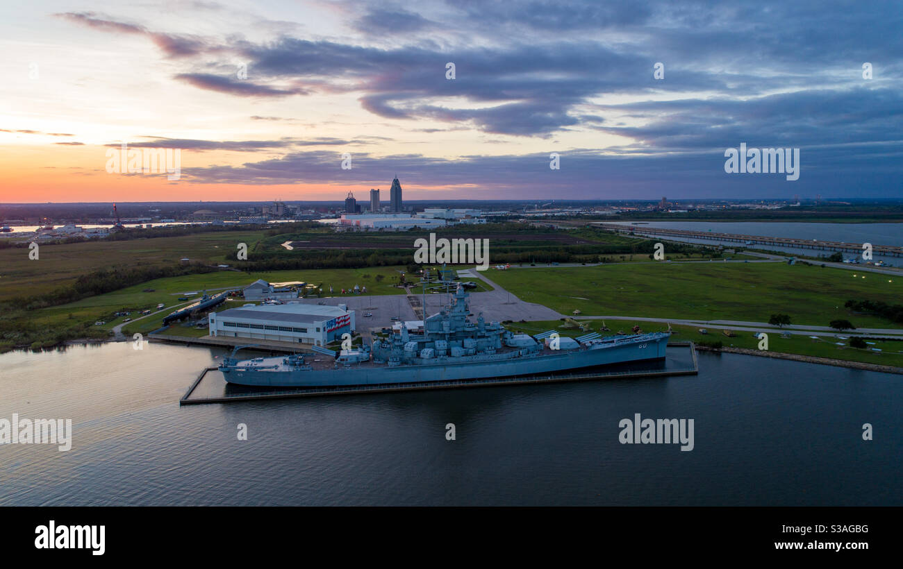 Vue aérienne du cuirassé USS Alabama au coucher du soleil Octobre 2020 Banque D'Images
