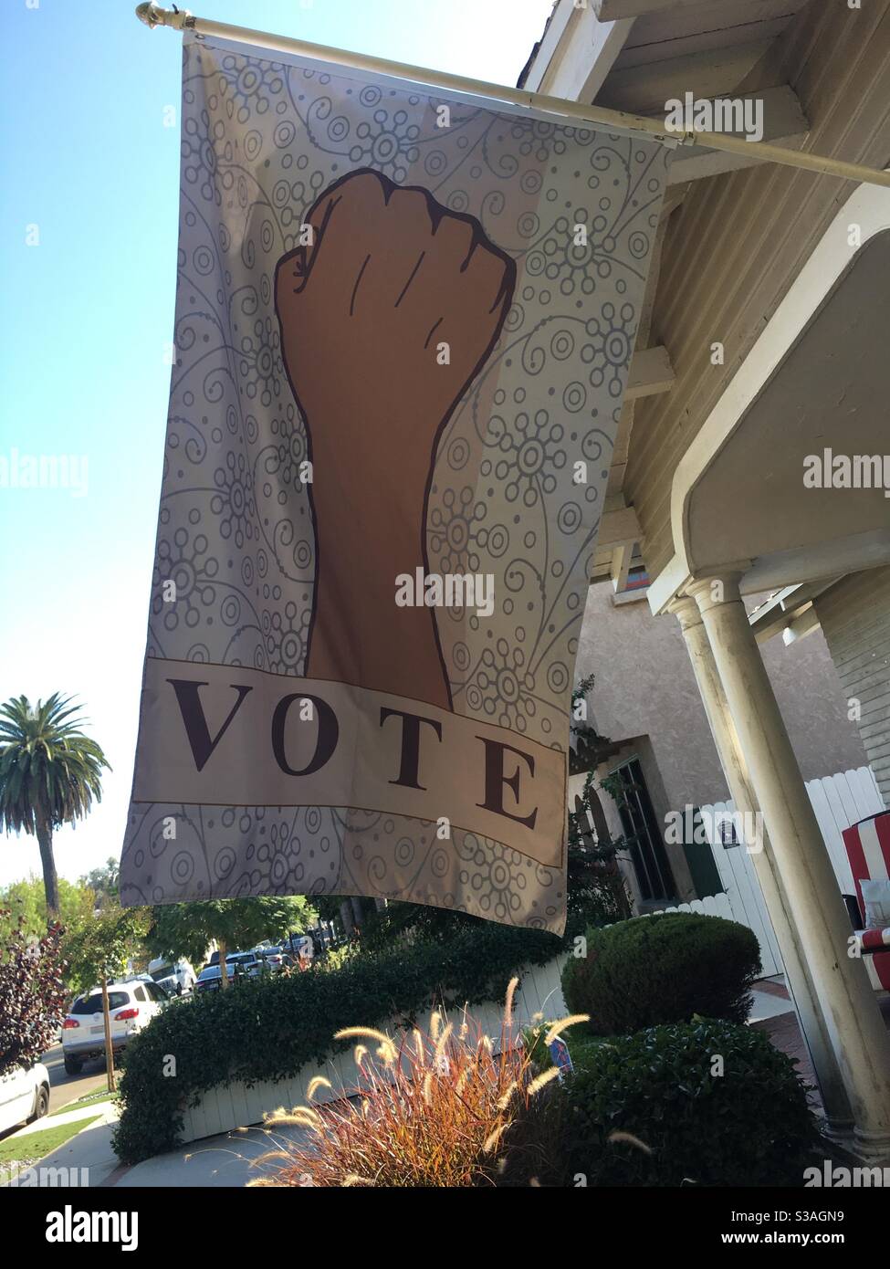 Une bannière avec un poing et le mot « vote » accroché à une maison de long Beach, en Californie, avant les élections de novembre 2020. - Image de stock capturée avec un smartphone
