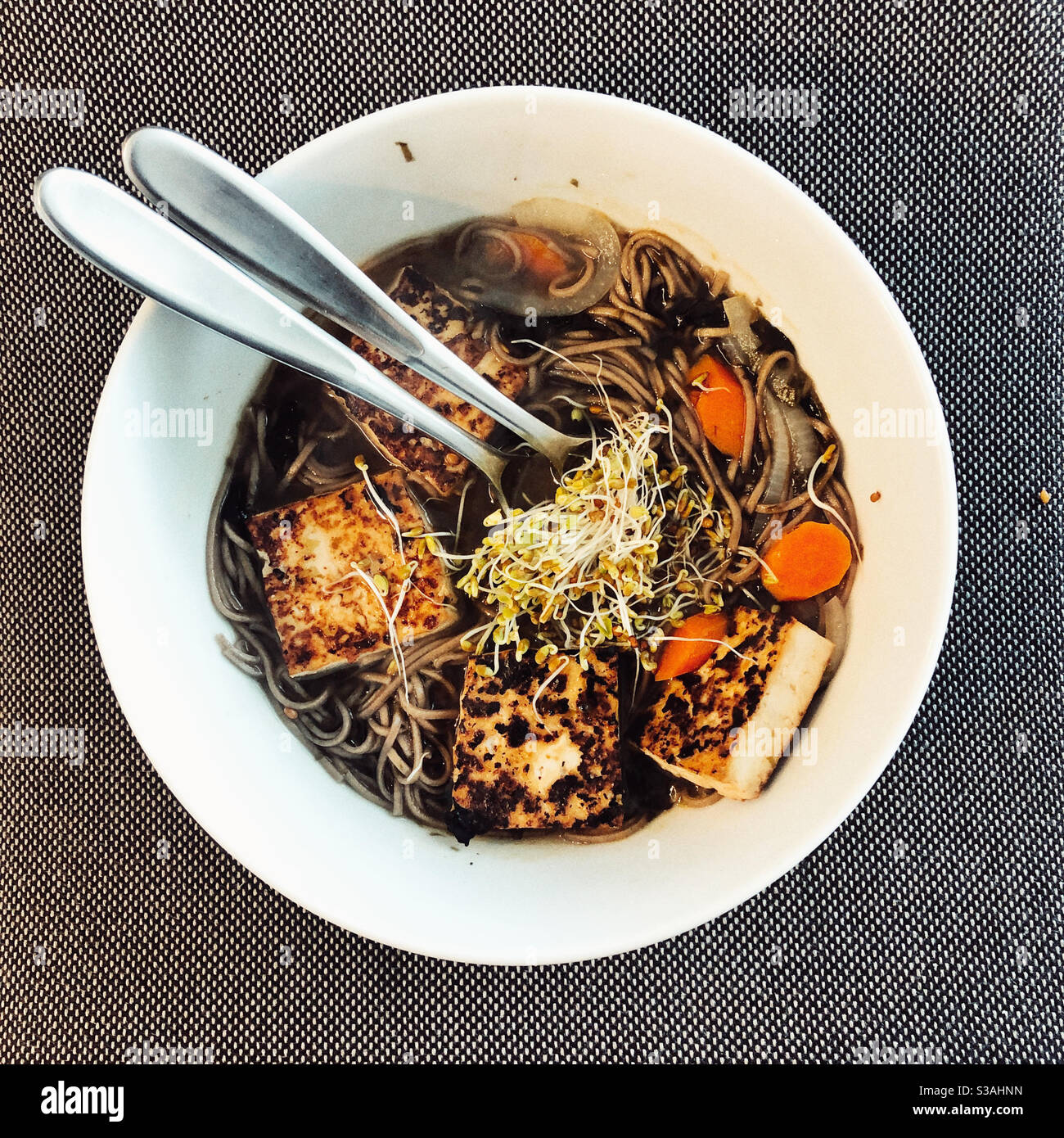 Soupe de pho maison avec tofu grillé - Image de stock capturée avec un smartphone