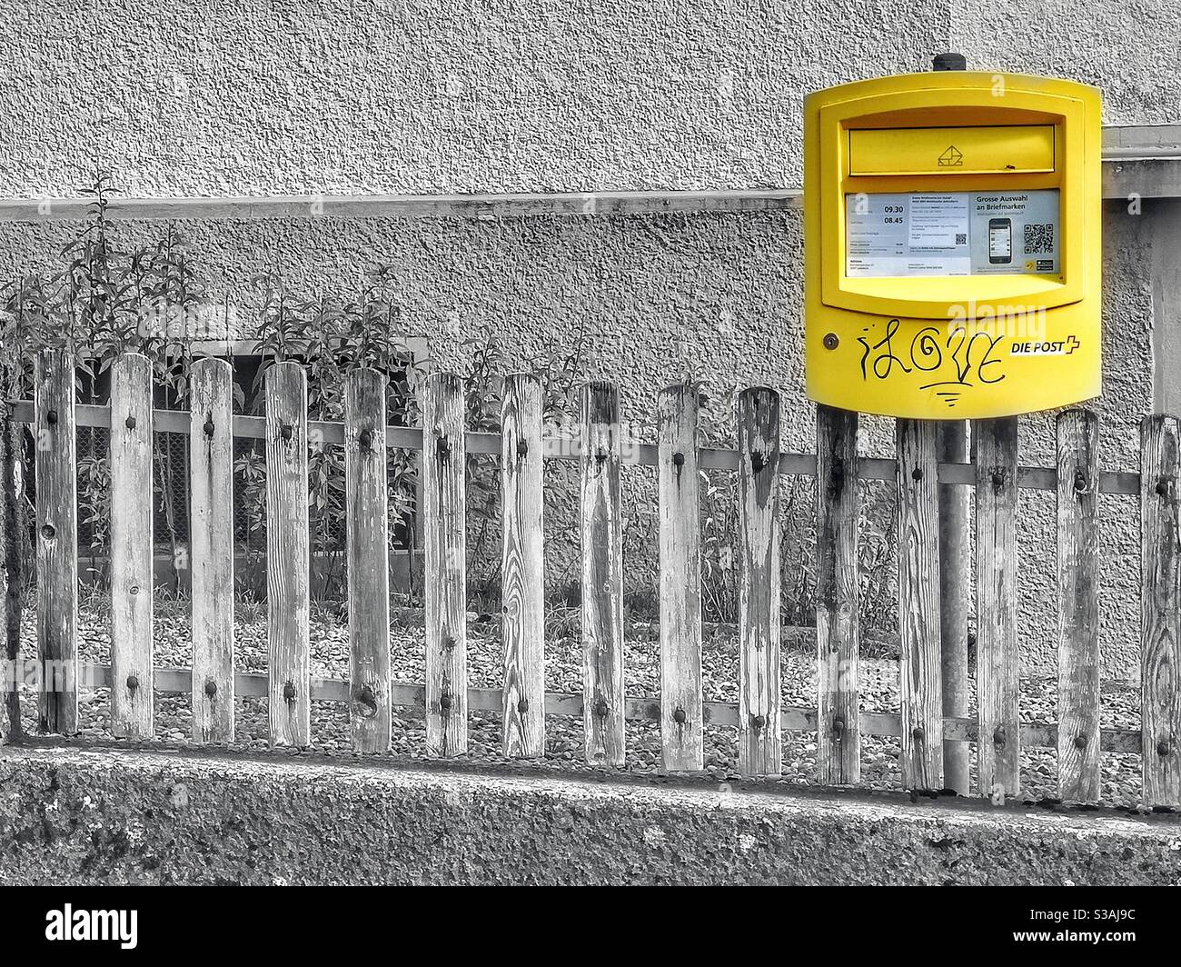 Boîte de lettres jaune de la poste suisse avec graffiti « J'aime le Post »  Photo Stock - Alamy