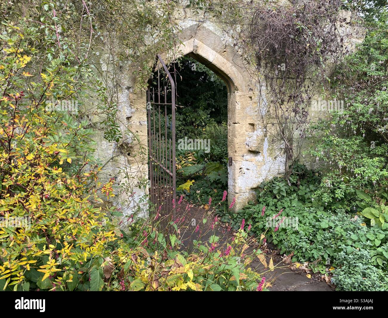 Porte Tudor dans les reliques d'une grange en dîme détruite Pendant la voie civile anglaise Banque D'Images