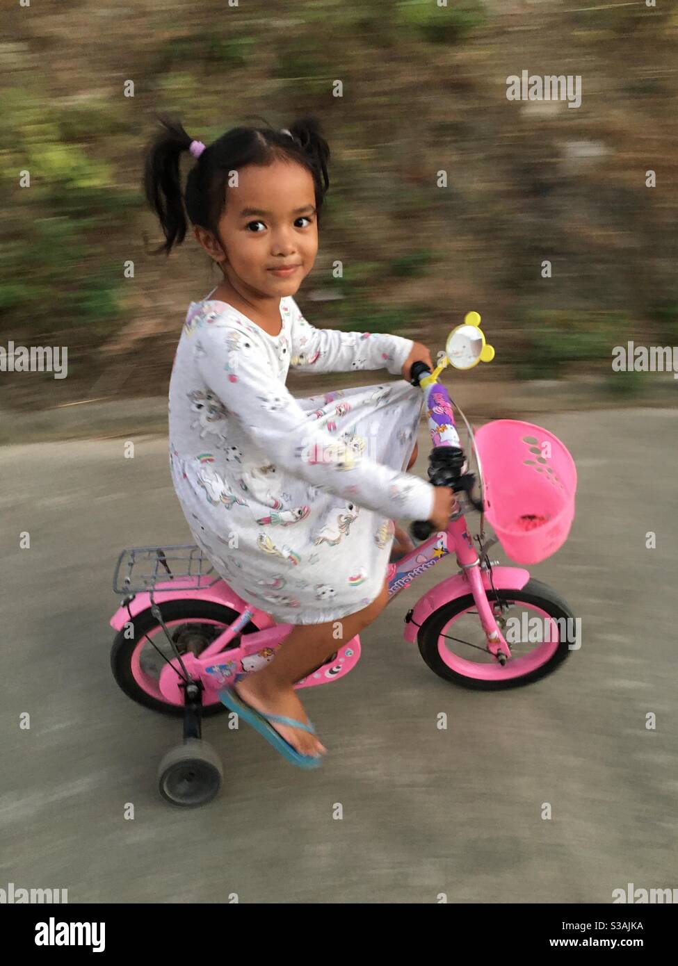Ma fille de 5 ans a fait une blason sur son vélo rose. Banque D'Images