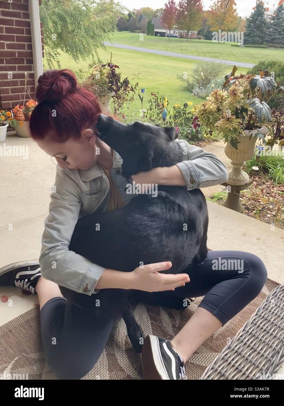 Chien embrassant femme - Image de stock capturée avec un smartphone