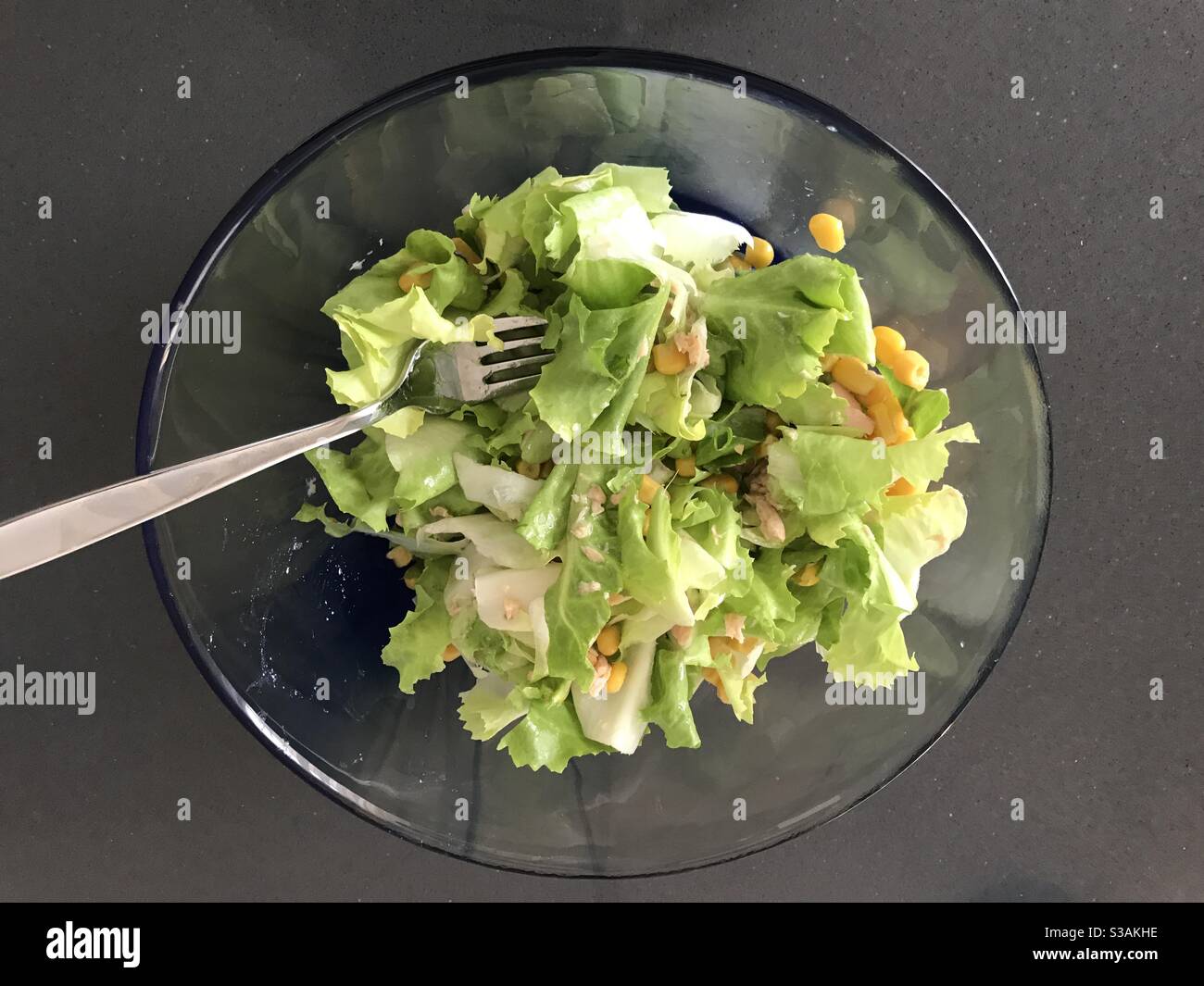 Salade de thon et de maïs doux fraîchement préparés Banque D'Images