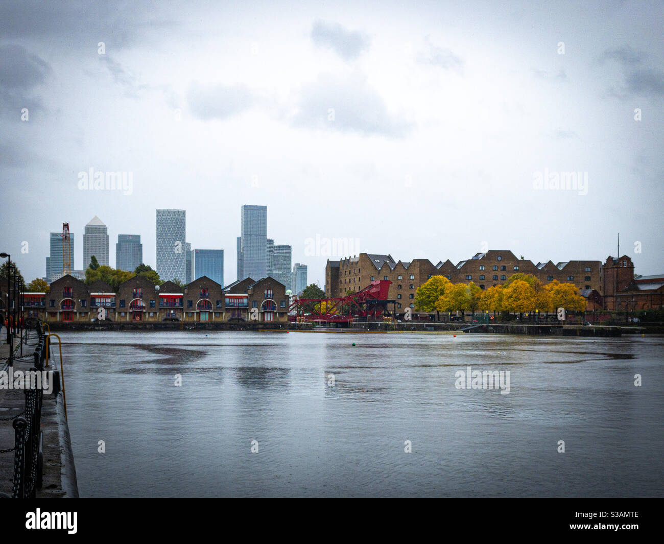 Canary Wharf depuis Shadwell Basin, Londres Banque D'Images