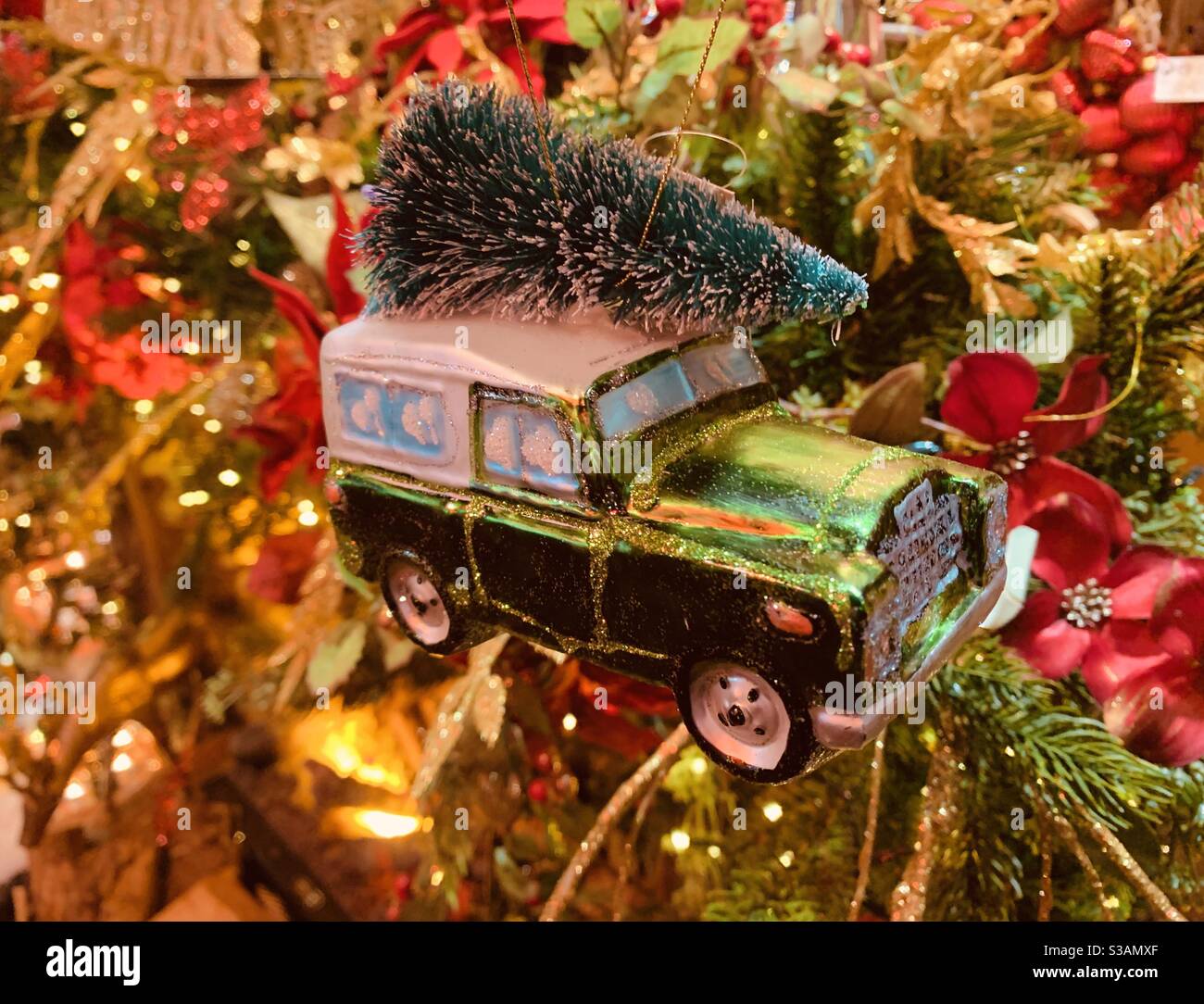 « Land Rover portant un arbre de Noël » décoration de boule d'arbre de Noël - Image de stock capturée avec un smartphone