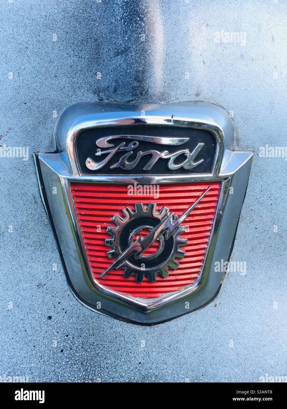 Badge F100 Ford à caisse courte en chrome, noir et rouge sur un capot bleu Banque D'Images