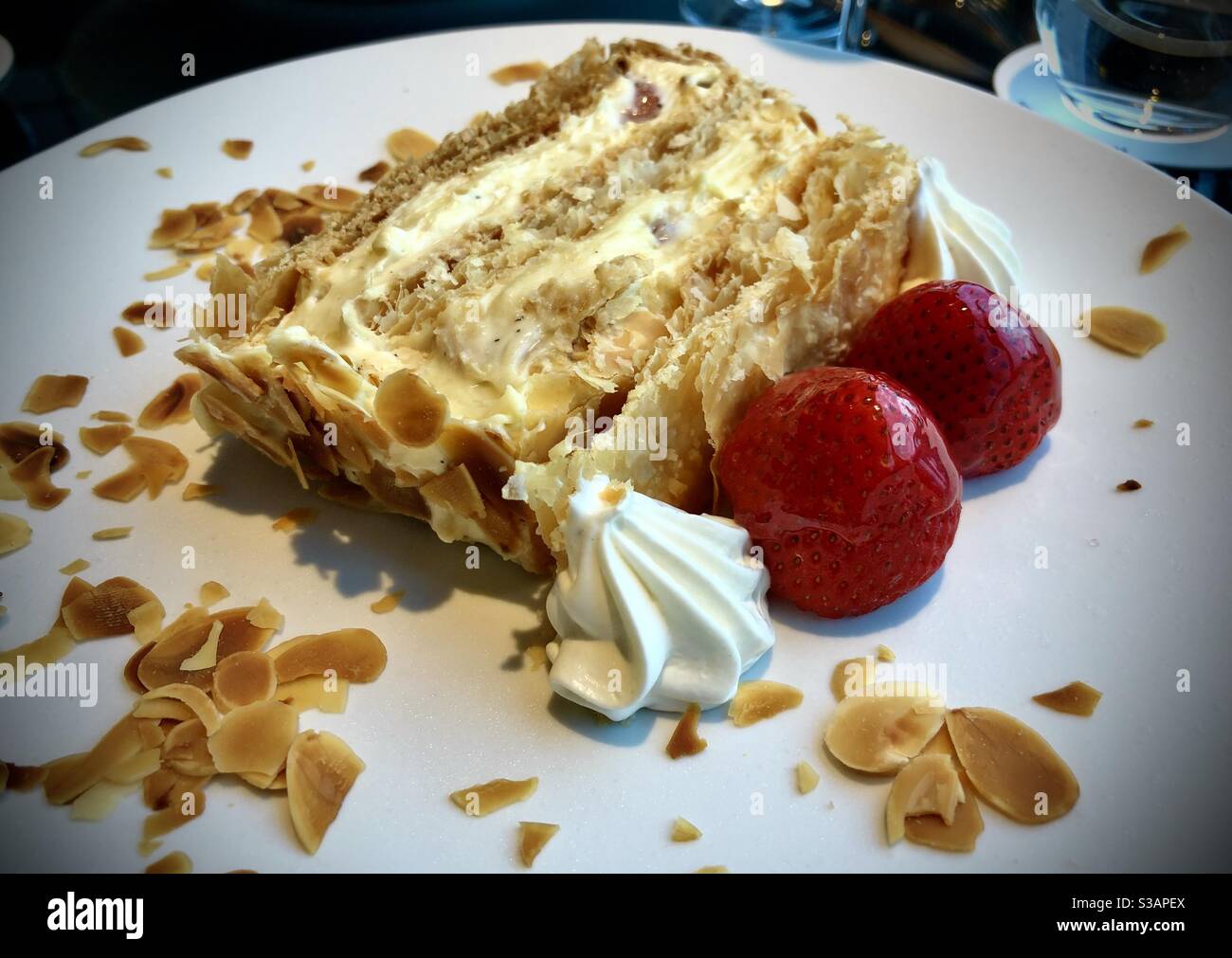 Tranche de gâteau Napoléon - Image de stock capturée avec un smartphone