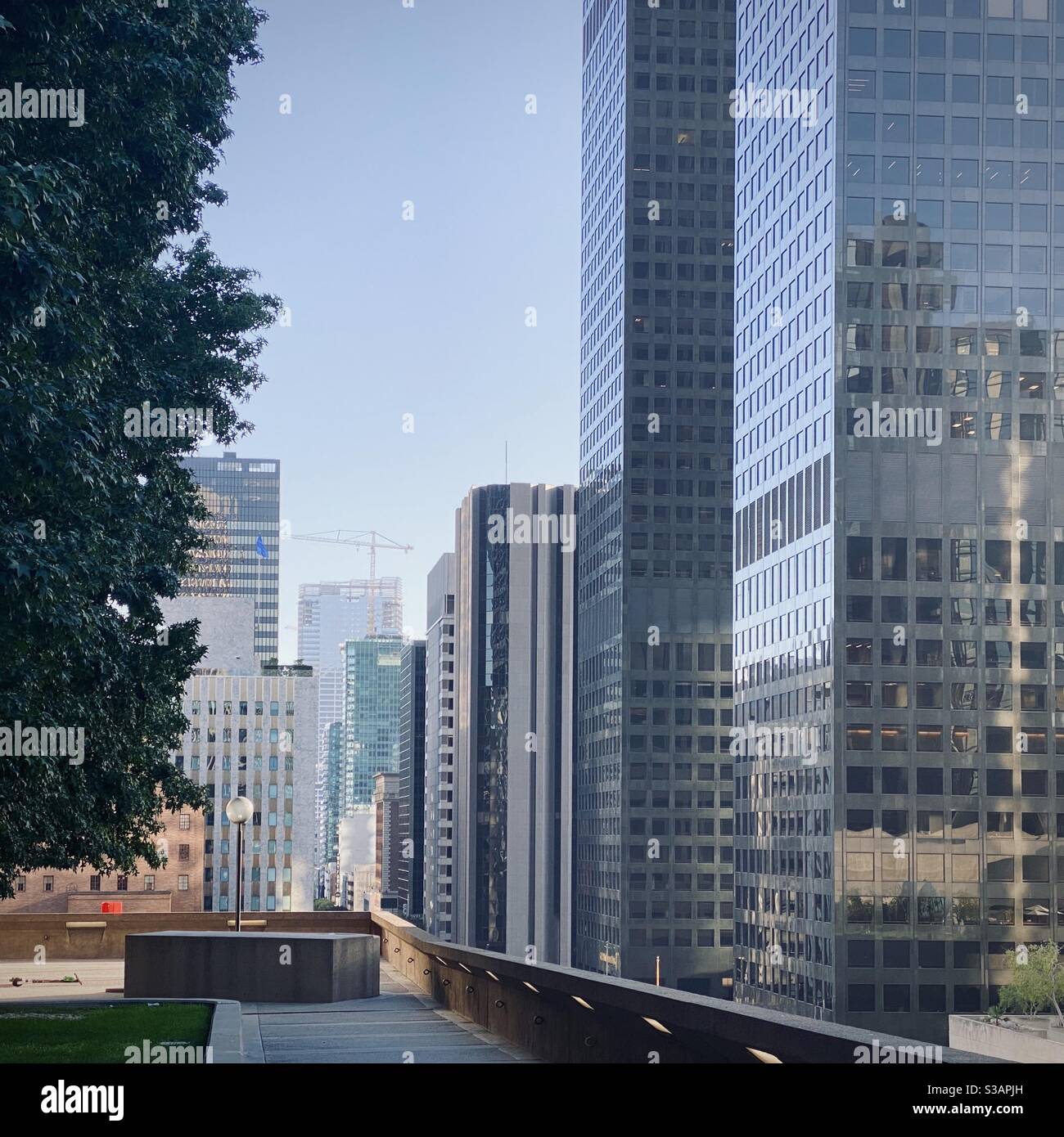 LOS ANGELES, CA, JUL 2020: City National Plaza tours sur la droite avec d'autres grands bâtiments et gratte-ciel en arrière-plan, centre-ville de jour - Image de stock capturée avec un smartphone