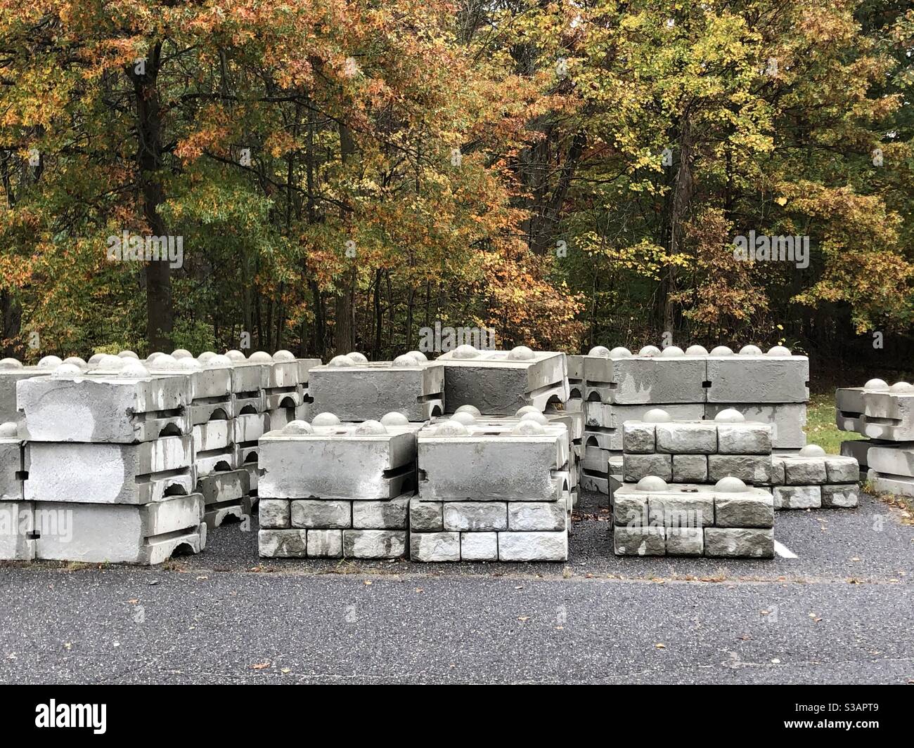 Pièces de puzzle en béton Photo Stock - Alamy