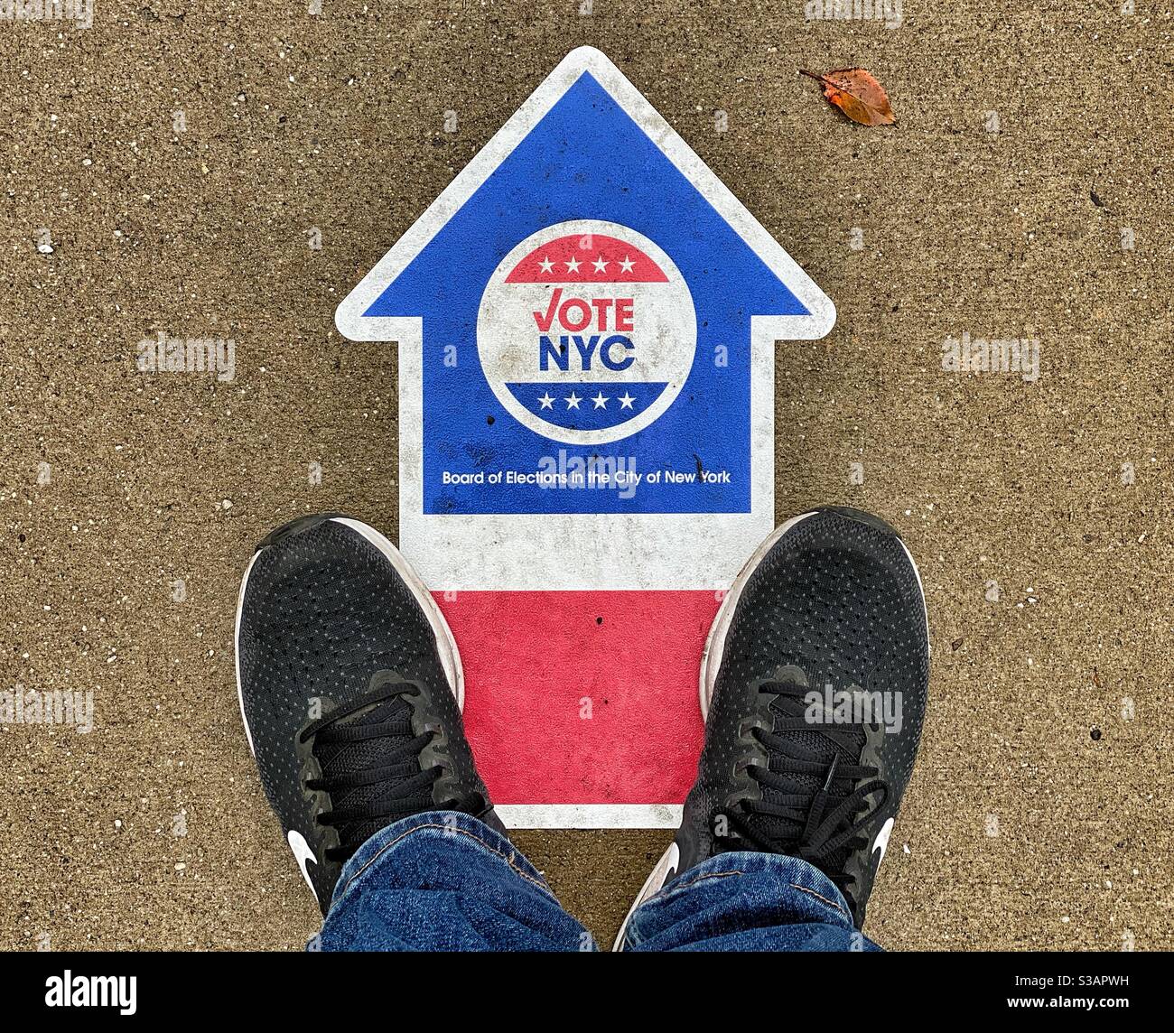 Un panneau indique aux résidents de la ville de New York la direction du bureau de vote le plus proche le 26 octobre 2020. Banque D'Images
