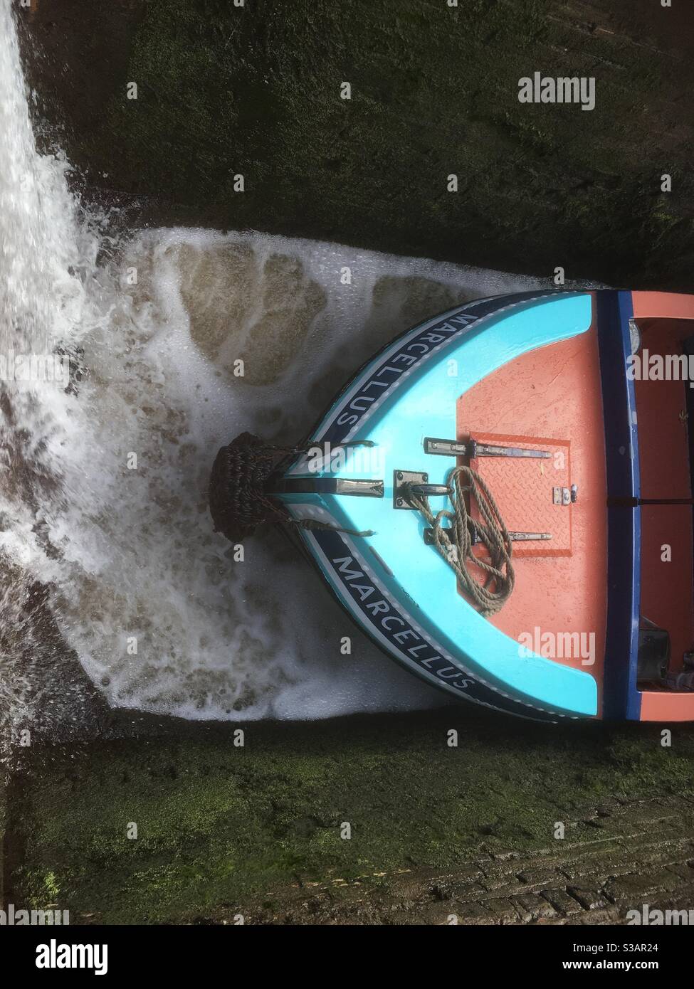 Le bateau à rames Marcellus dans l'écluse de l'escalier de la rue Bedford sur le canal de Caldon pendant qu'il se remplit d'eau. Banque D'Images
