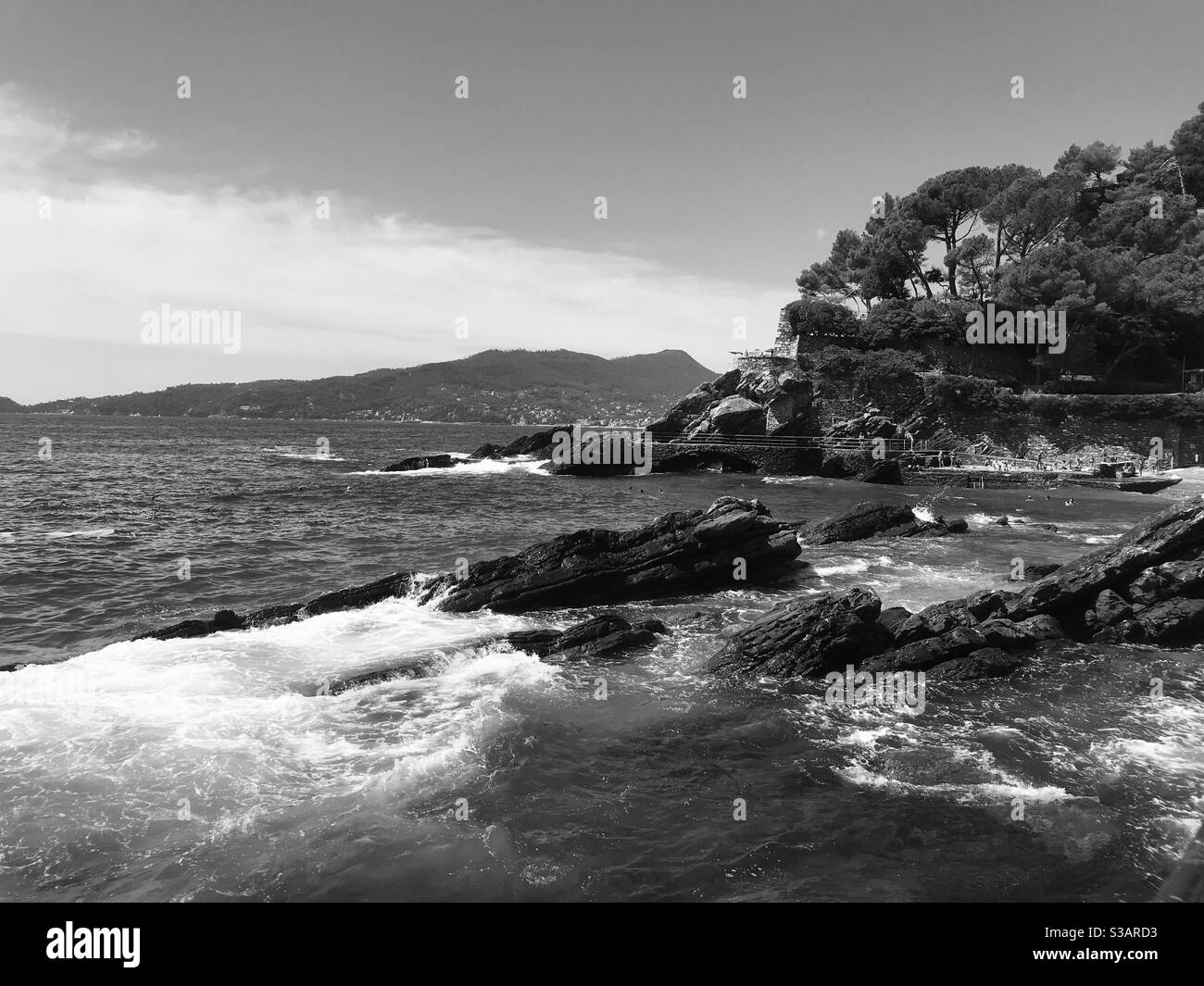 L'eau éclabousse contre les rochers à Zoagli sur l'Italien Côte d'Azur Banque D'Images