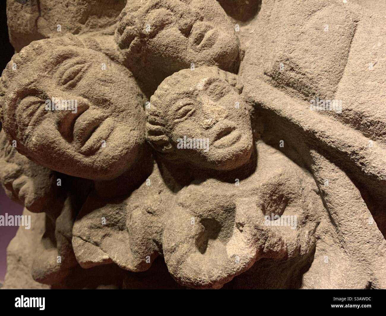 Les visages médiévaux sculptés dans la roche ont l'air surpris Banque D'Images