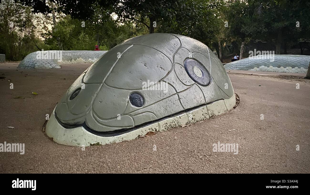LOS ANGELES, CA, JUL 2020 : serpent de béton dans l'aire de jeux pour enfants au parc Vista Hermosa, près du centre-ville DE LOS ANGELES Banque D'Images