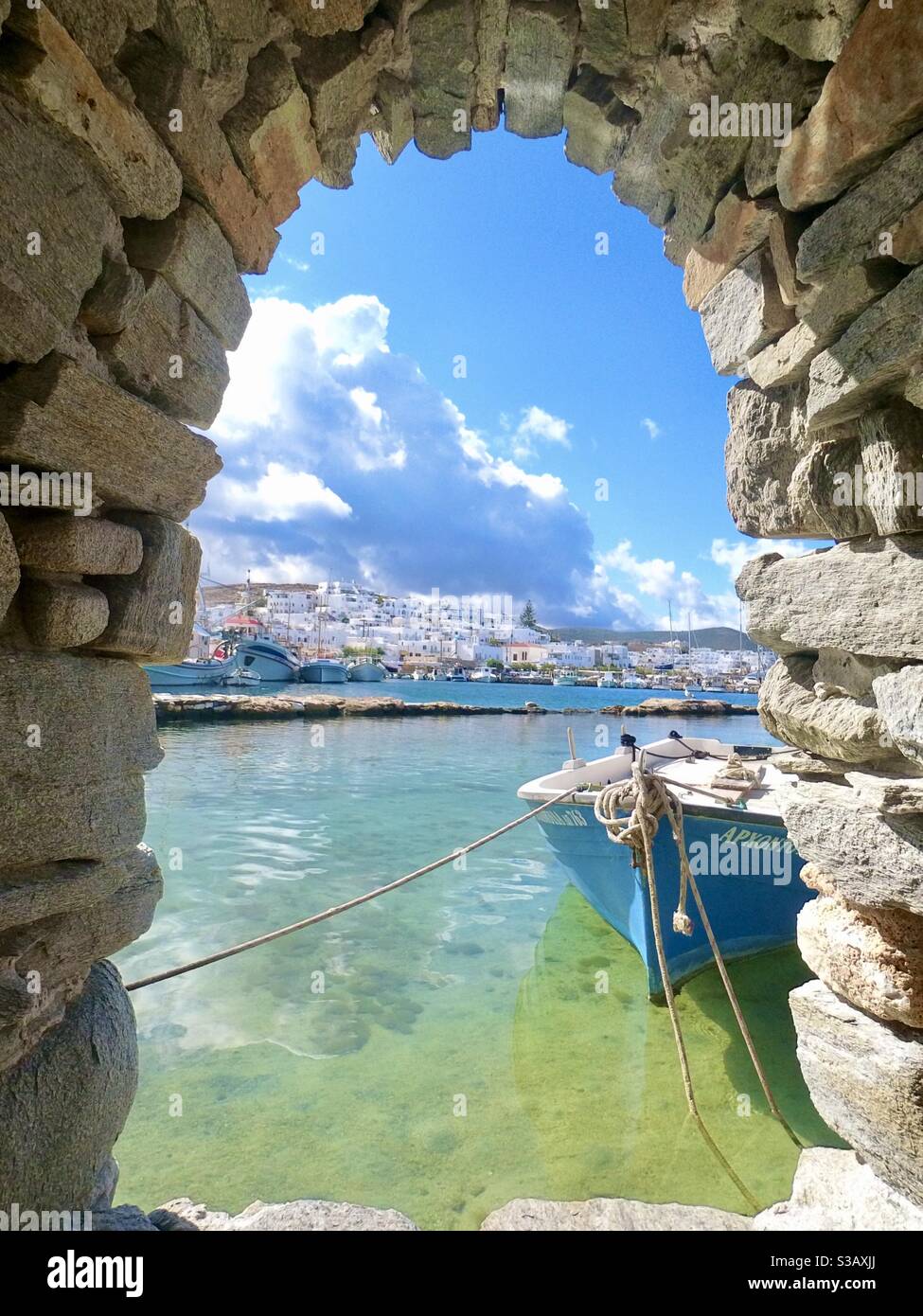 Village de Naousa, île de Paros, Cyclades, Grèce. Vue sur le port de pêche depuis le château byzantin. - Image de stock capturée avec un smartphone