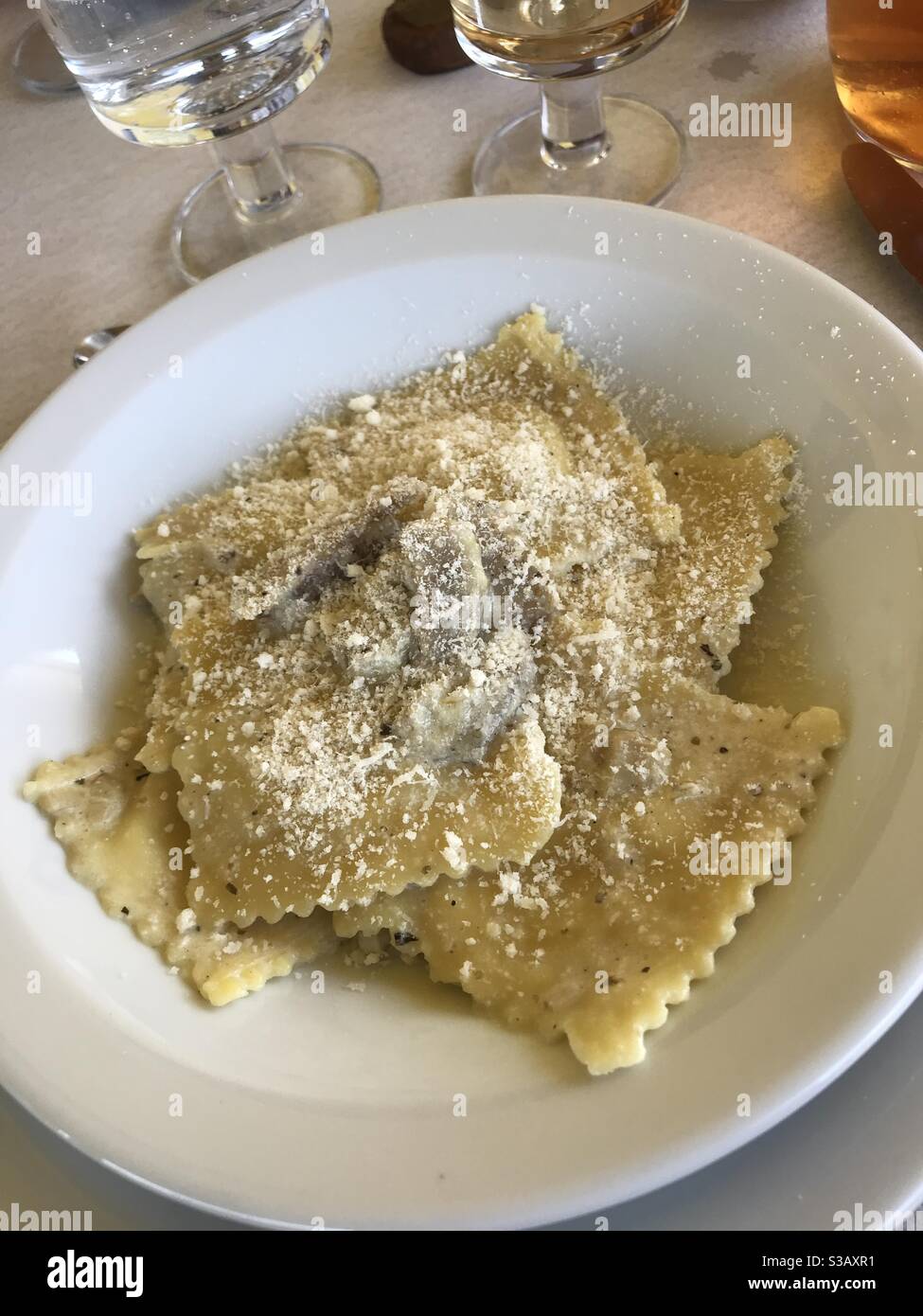 Pâtes aux raviolis fourrées d'asperges - Image de stock capturée avec un smartphone