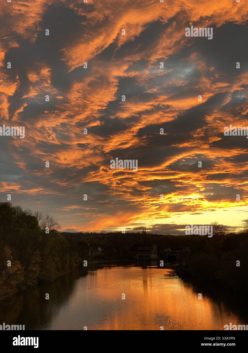 Un coucher de soleil phénoménal à Stuttgart, en Allemagne Banque D'Images