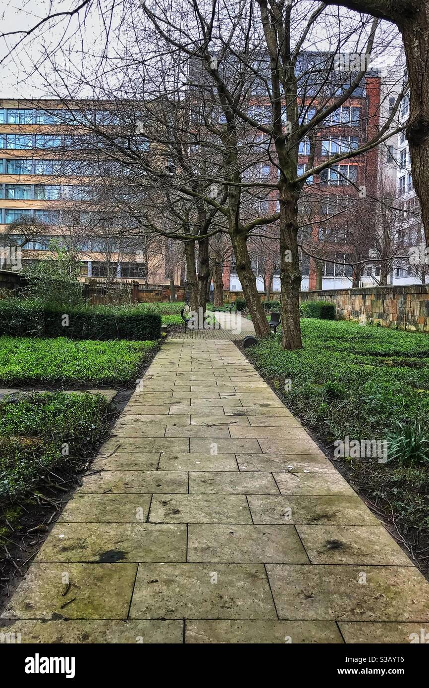 Rottenrow Gardens et Strathclyde University Thomas Graham Building, Glasgow, Écosse. Banque D'Images