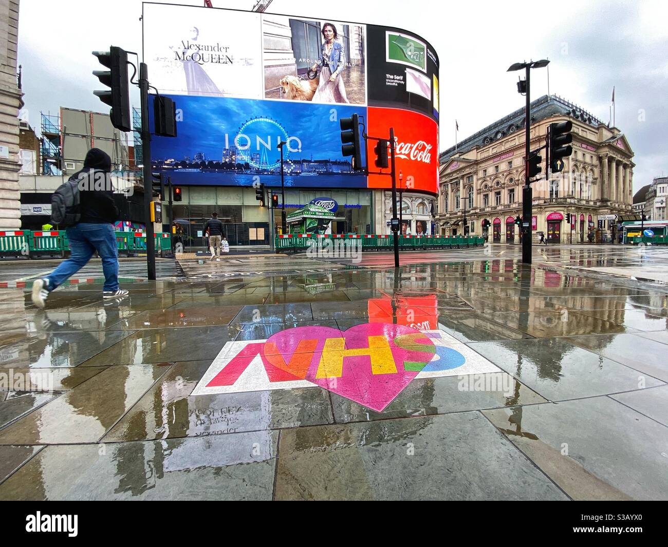La publicité dans Piccadilly Circus le lundi matin 2 novembre 2020 avant le début d'un confinement national Le jeudi 5 novembre à Londres, Angleterre - Image de stock capturée avec un smartphone