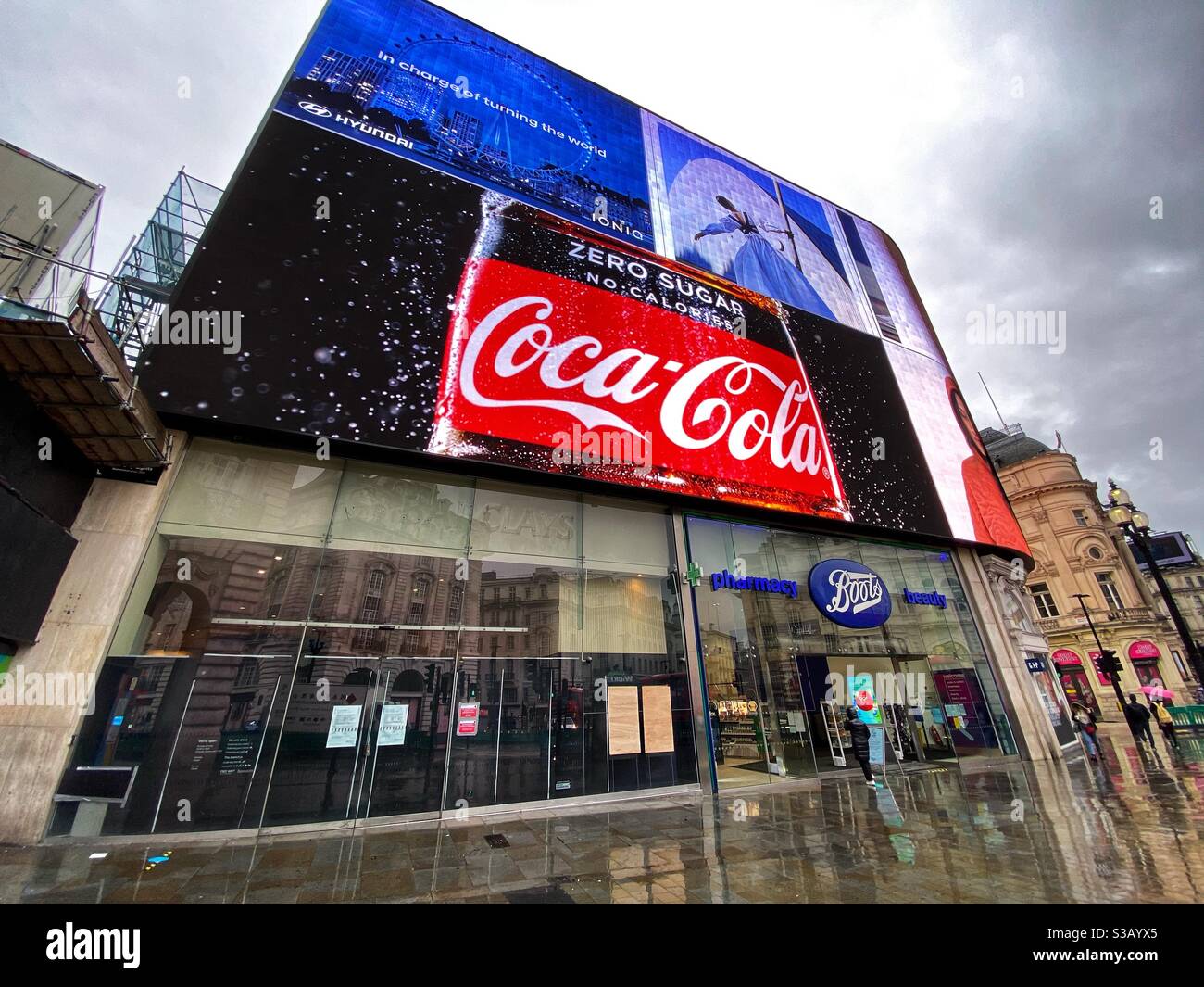 La publicité dans Piccadilly Circus le lundi matin 2 novembre 2020 avant le début d'un confinement national Le jeudi 5 novembre à Londres, Angleterre - Image de stock capturée avec un smartphone