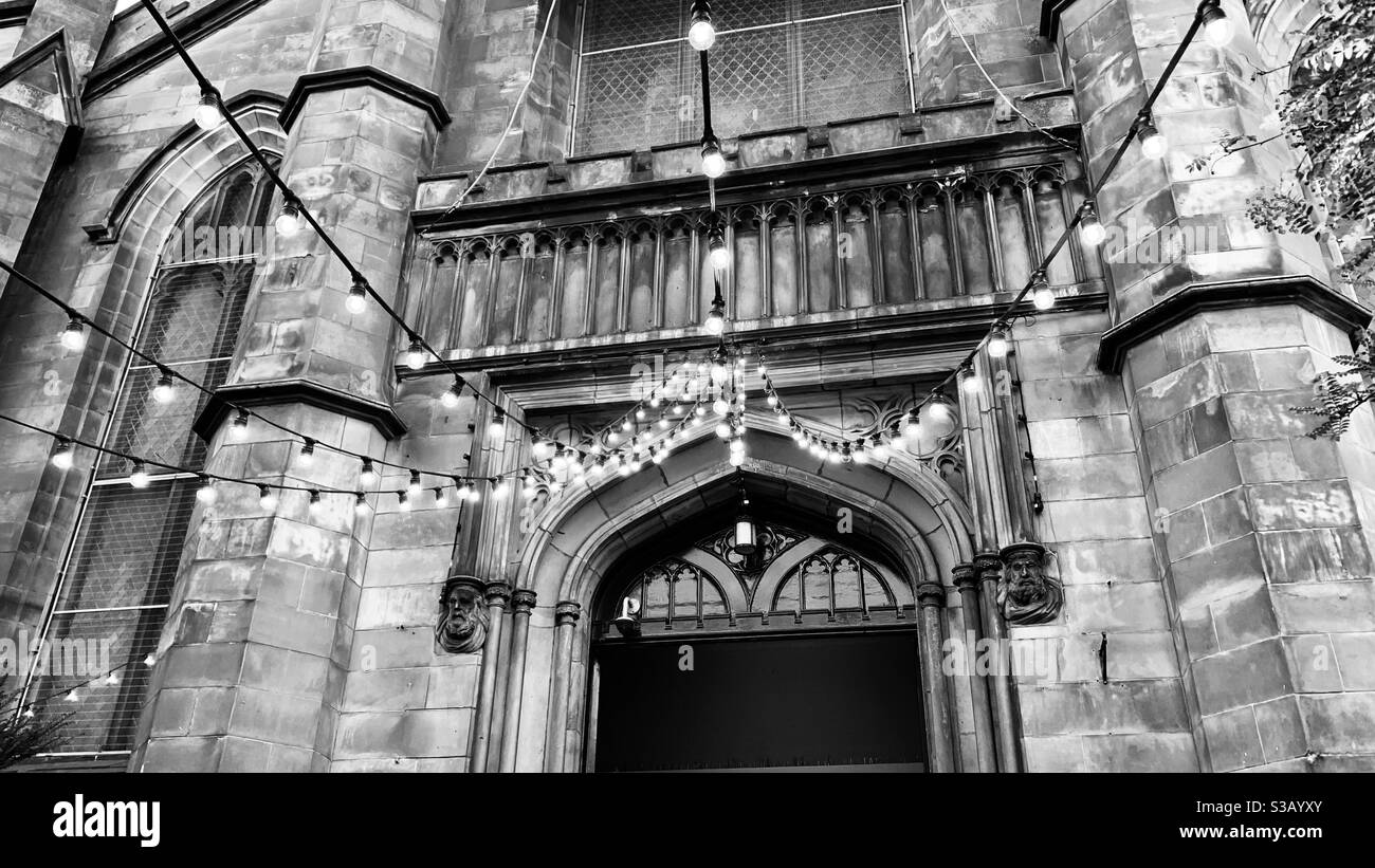 Entrée dans un magnifique bâtiment historique d'Édimbourg, en Écosse, décoré de lumières de Noël. Banque D'Images