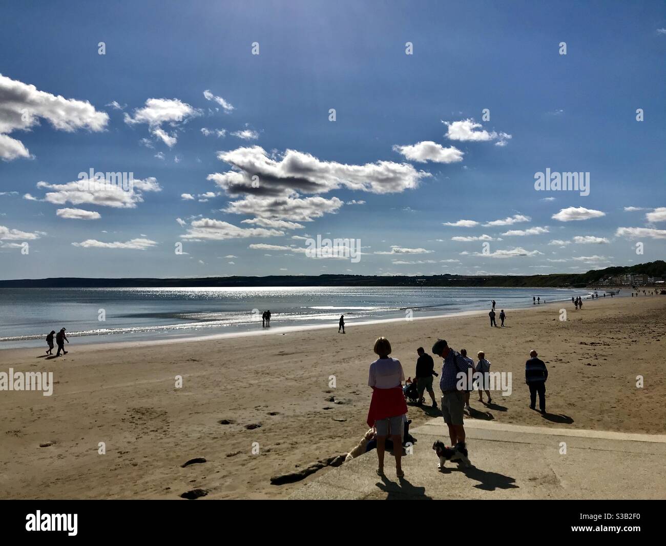 Holiday makers on Filey Beach, côte est du Yorkshire du Nord, nord de l'Angleterre au Royaume-Uni Banque D'Images