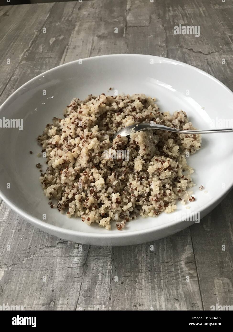 Un bol de quinoa blanc et rouge fraîchement cuit Banque D'Images