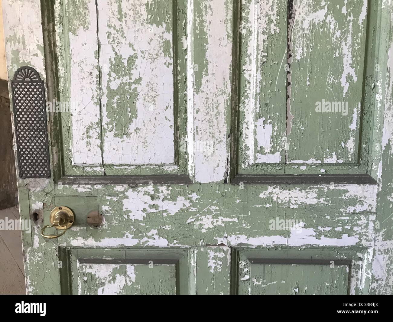 Ancienne porte géorgienne colorée dans une maison de campagne britannique abandonnée Banque D'Images