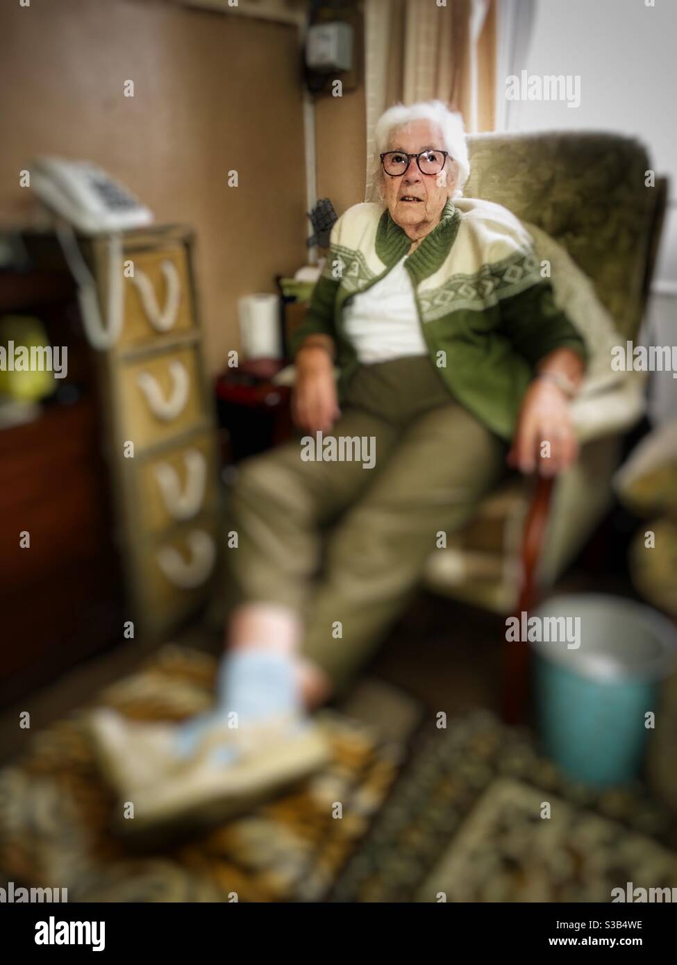 Pensionné âgé vivant indépendamment à la maison âgé de 90 ans Banque D'Images