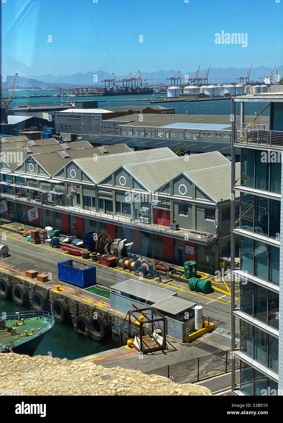 Vue sur le port du Cap depuis la galerie Zeitz MOCAA, le front de mer V&A, le Cap, l'Afrique du Sud. Banque D'Images