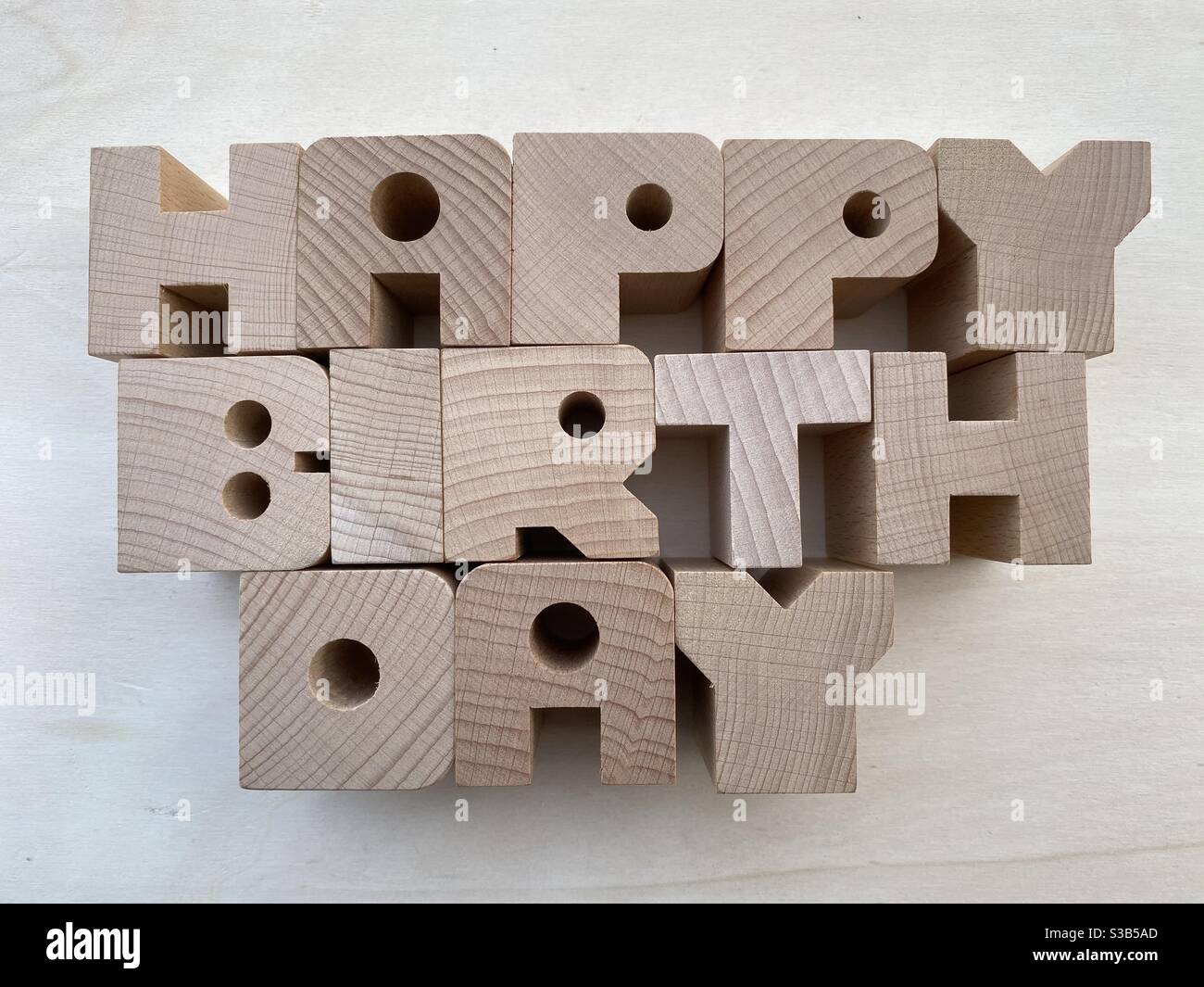 Texte joyeux anniversaire composé de lettres en bois sur un bois carte - Image de stock capturée avec un smartphone