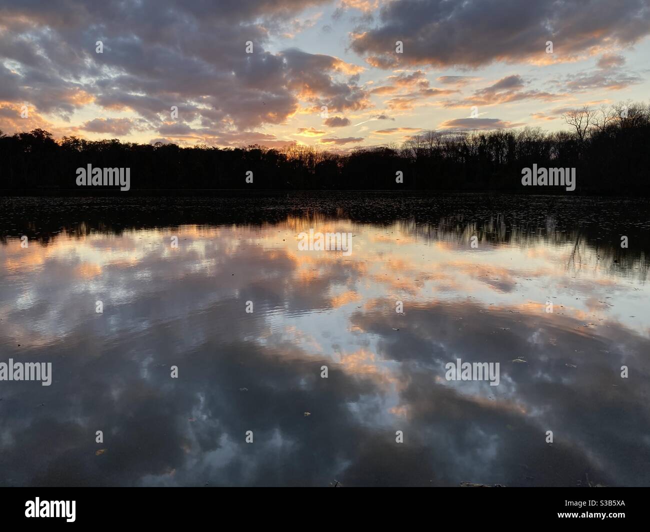 Photo miroir au lac Smithville Park lors d'une journée d'automne. - Image de stock capturée avec un smartphone